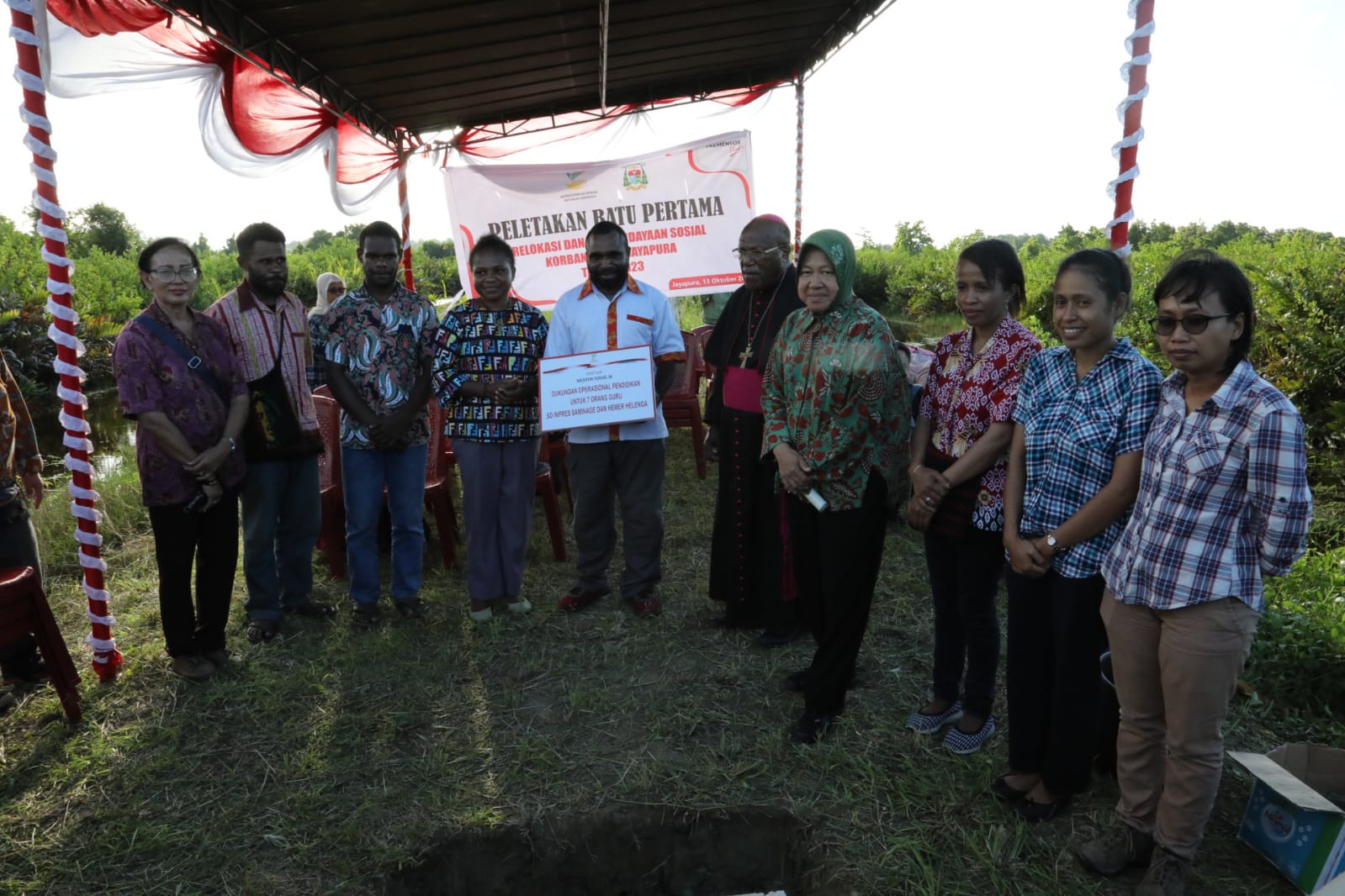 Mensos Berikan Bantuan untuk  Guru dan Masyarakat di Samenage