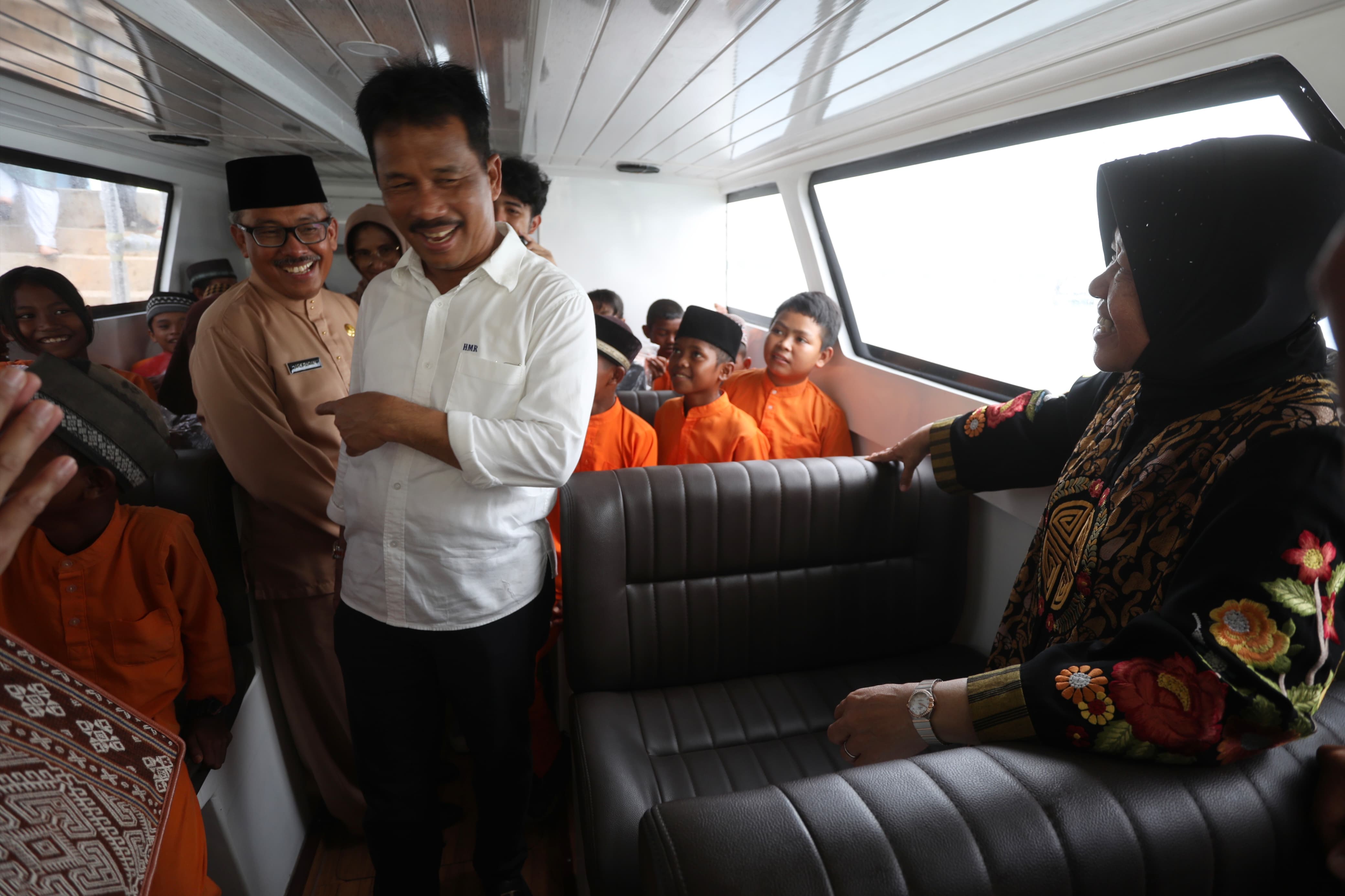 Social Affairs Minister Distributes 3 Boats for Children Transportation to School in Batam