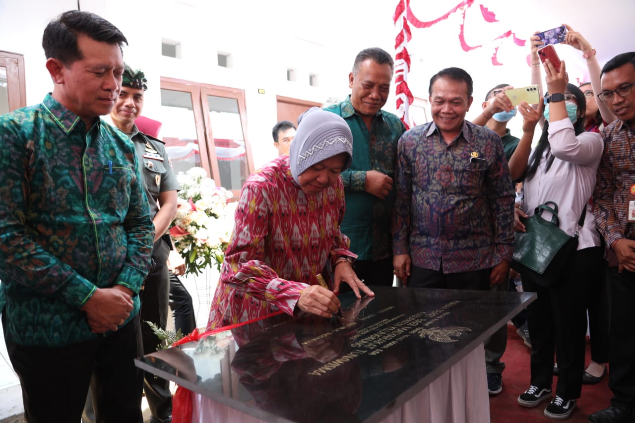 Minister Risma Hands over 36 Units of Row House to Klungkung Residents