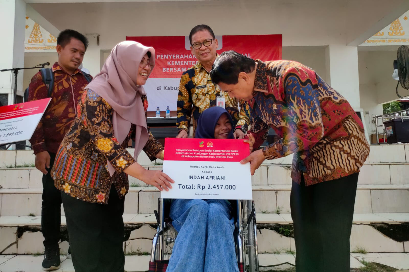 Bersama Komisi VIII DPR RI, Kemensos Serahkan Sejumlah Bansos di Rokan Hulu