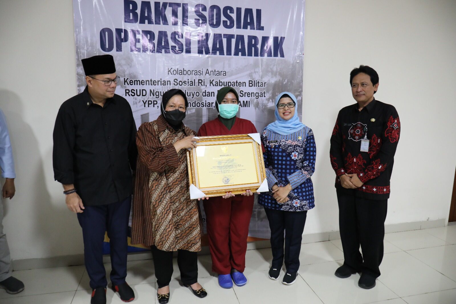 Kemensos dan Yayasan Pundi Amal SCTV Gelar Bakti Sosial Operasi Katarak di Blitar