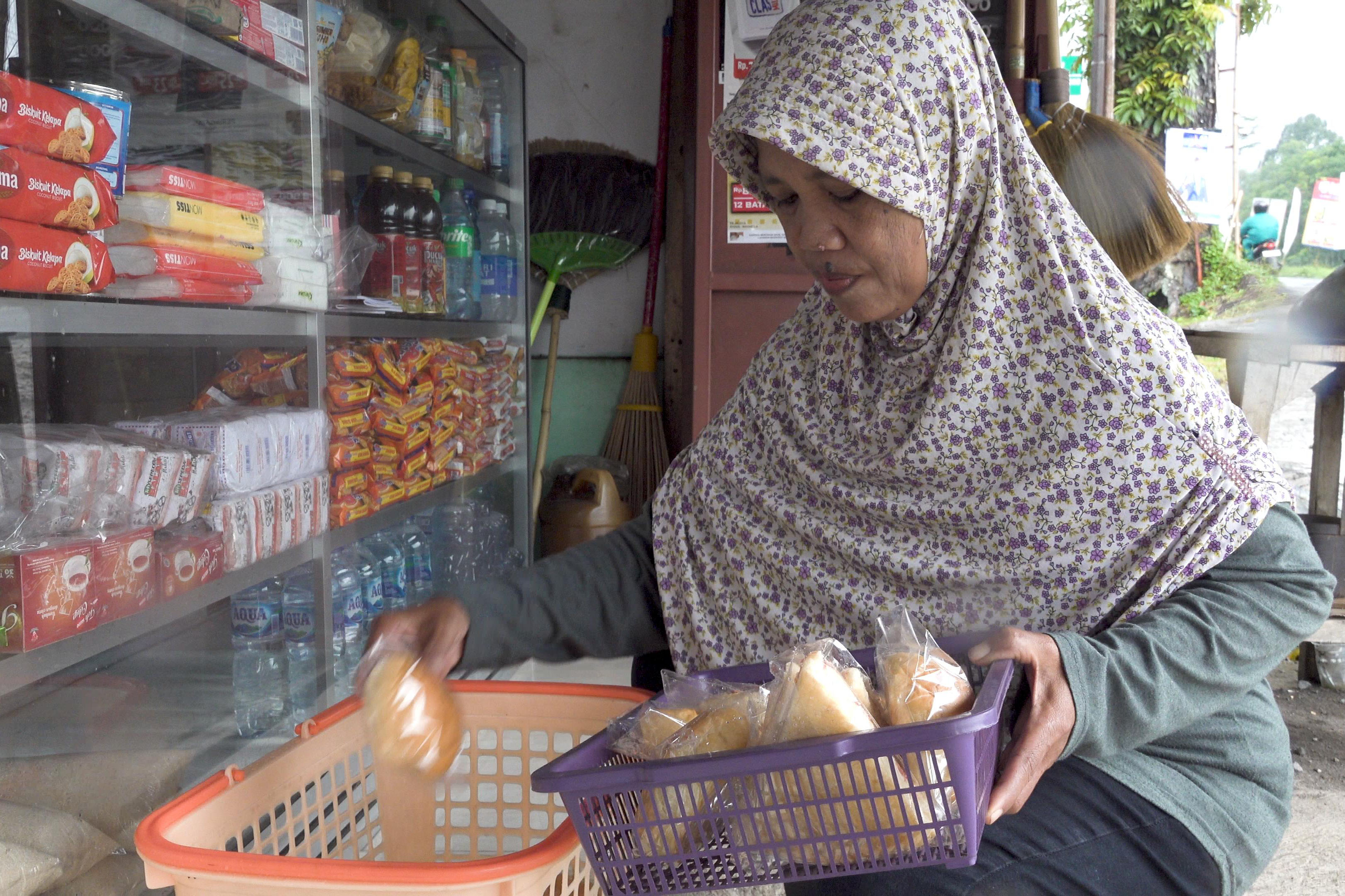 Dari Usaha Roti, Marinem Bangkit dan Bulatkan Tekad Siap Digraduasi