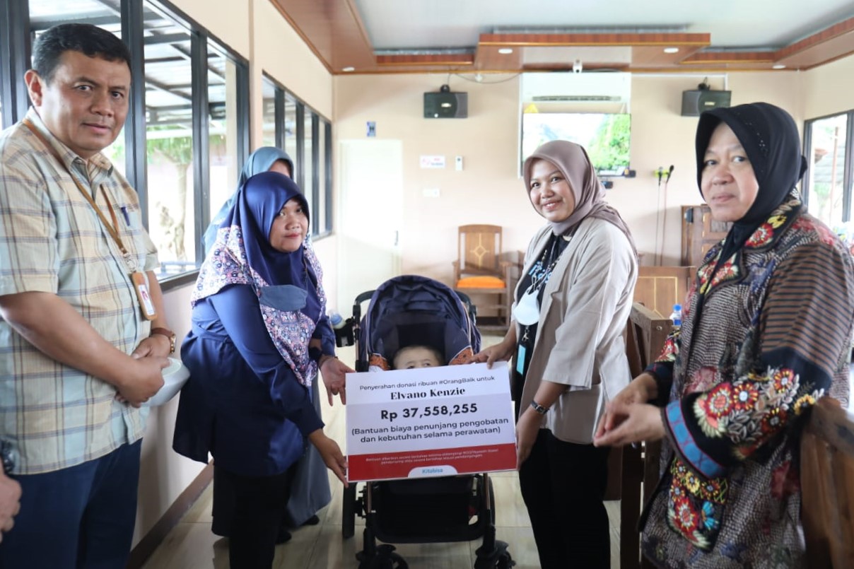 Minister of Social Affairs Visits Children with Hydrocephalus in Ngawi