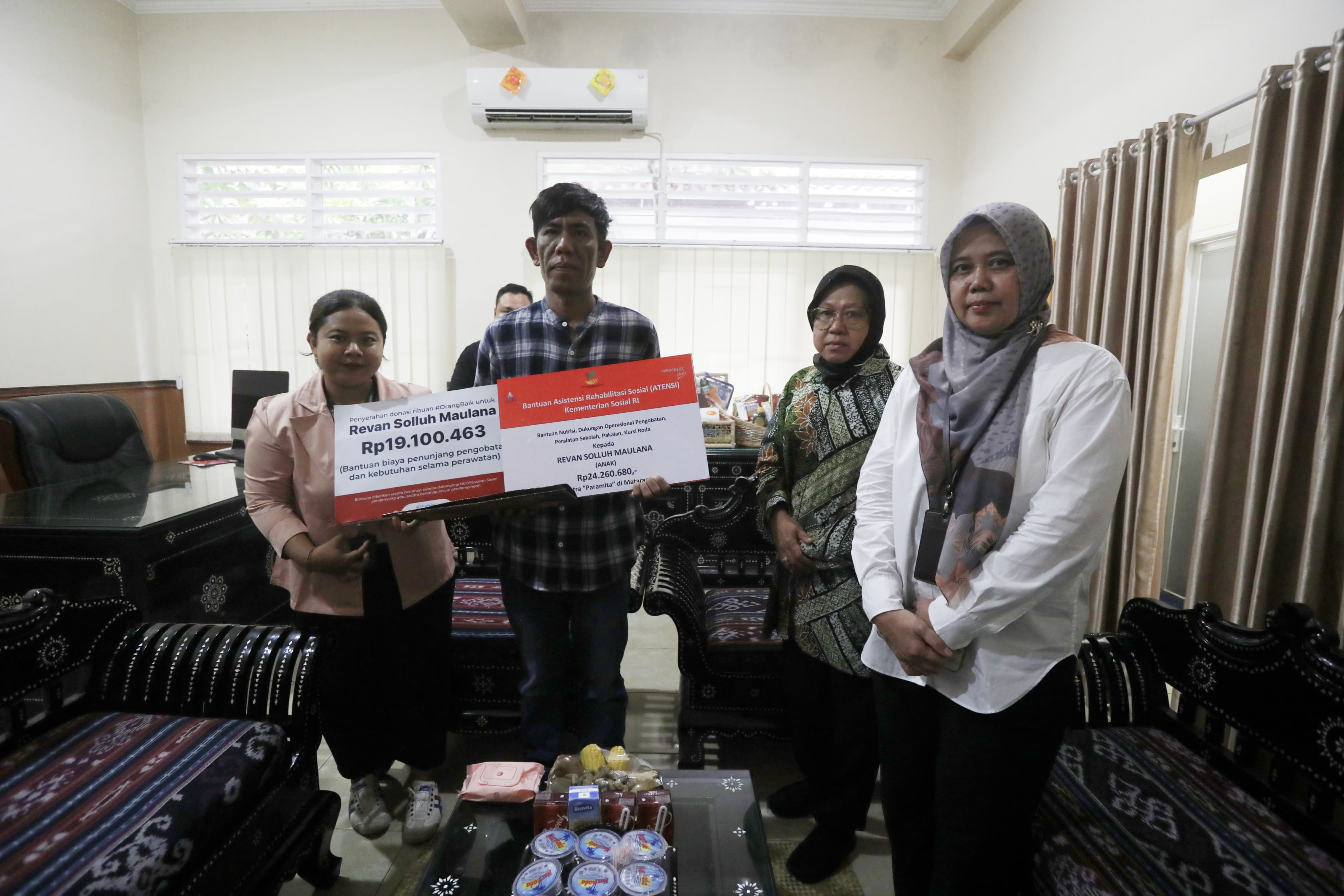 Mensos Serahkan Sejumlah Bantuan bagi Anak Penderita Kelumpuhan Asal Sumbawa