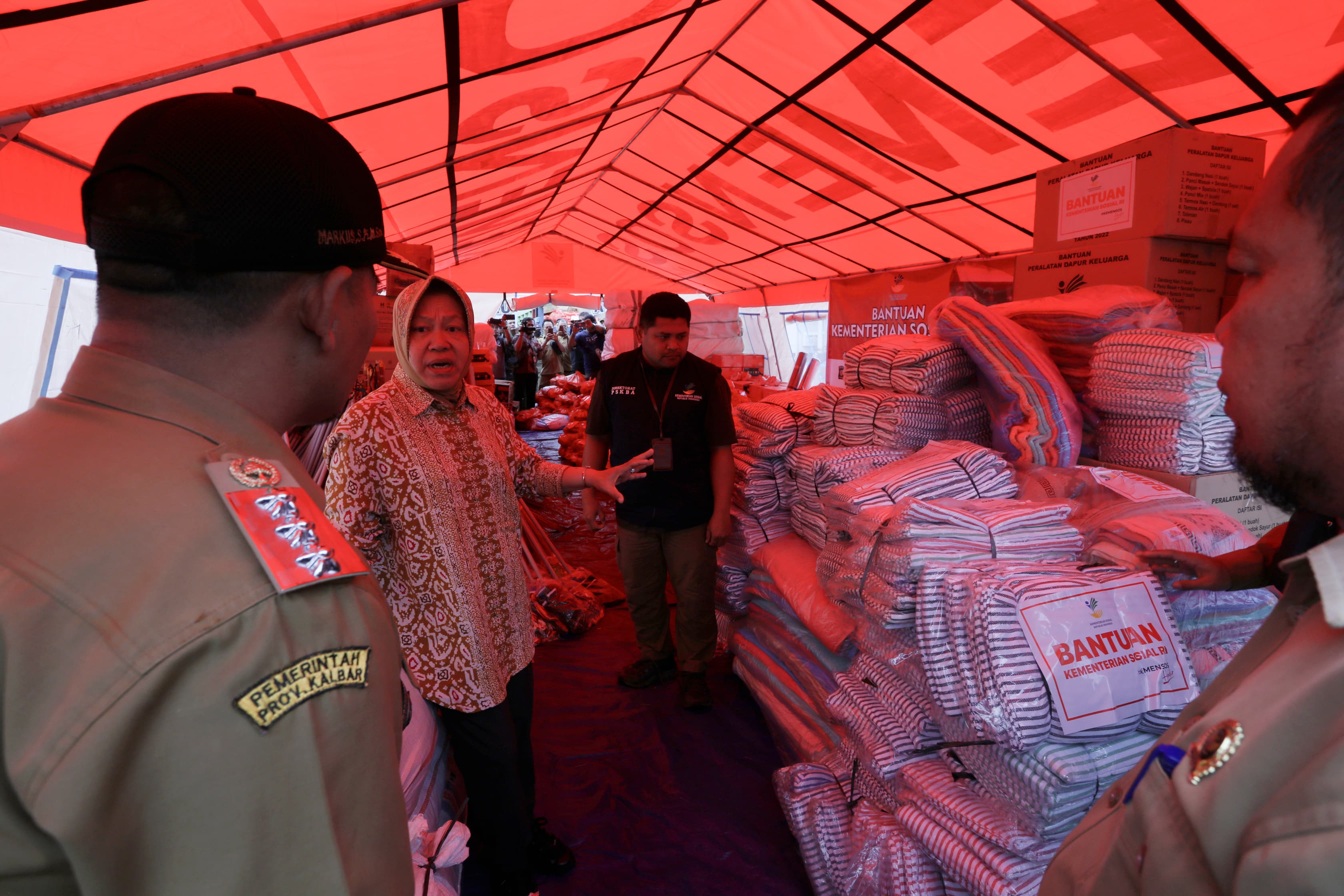 Minister of Social Affairs Distributes Aid to Flood Victims in Ketapang Regency