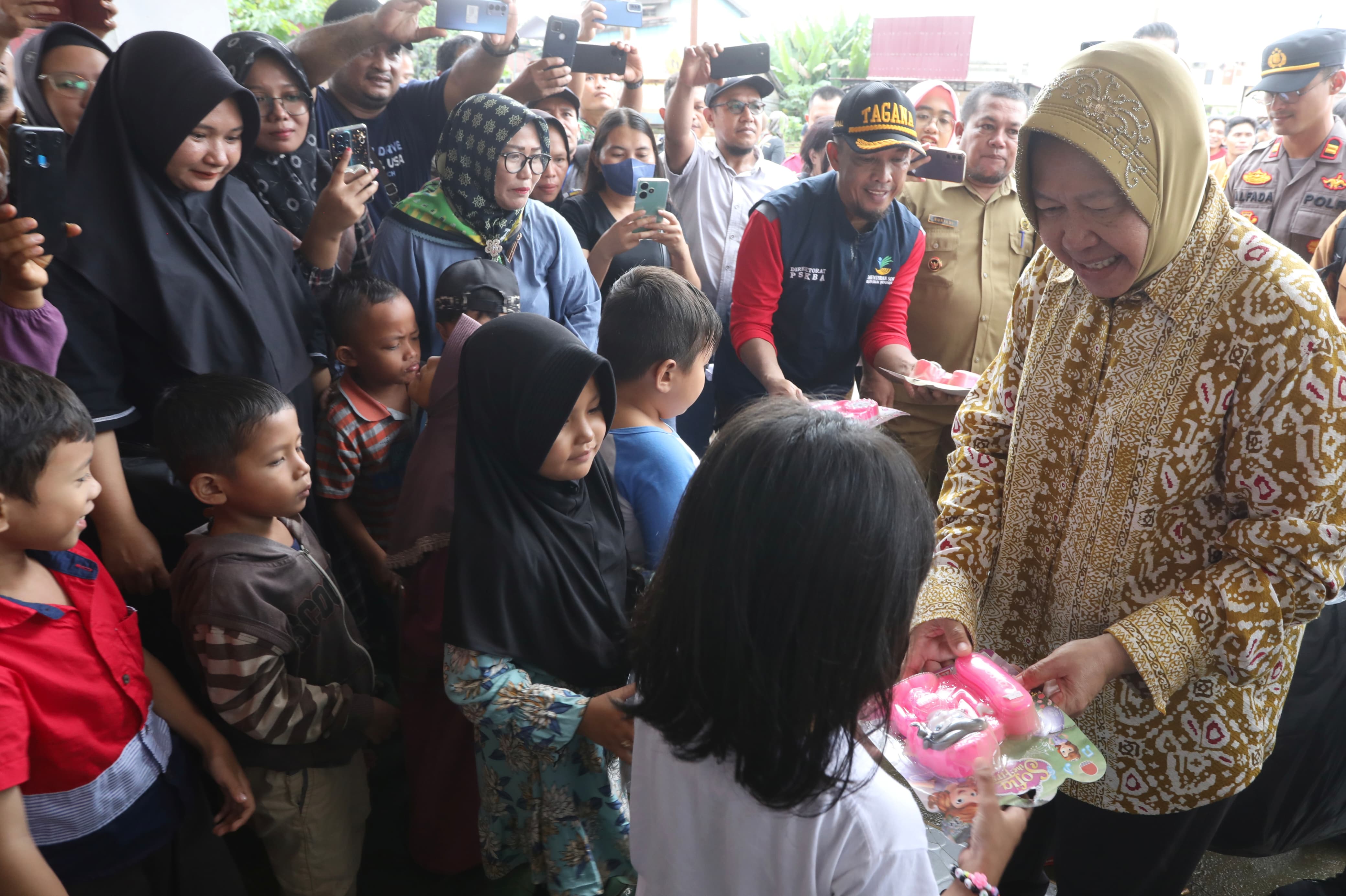 Mensos Kunjungi Lokasi Pengungsian Banjir dan Serahkan Bantuan di Ketapang