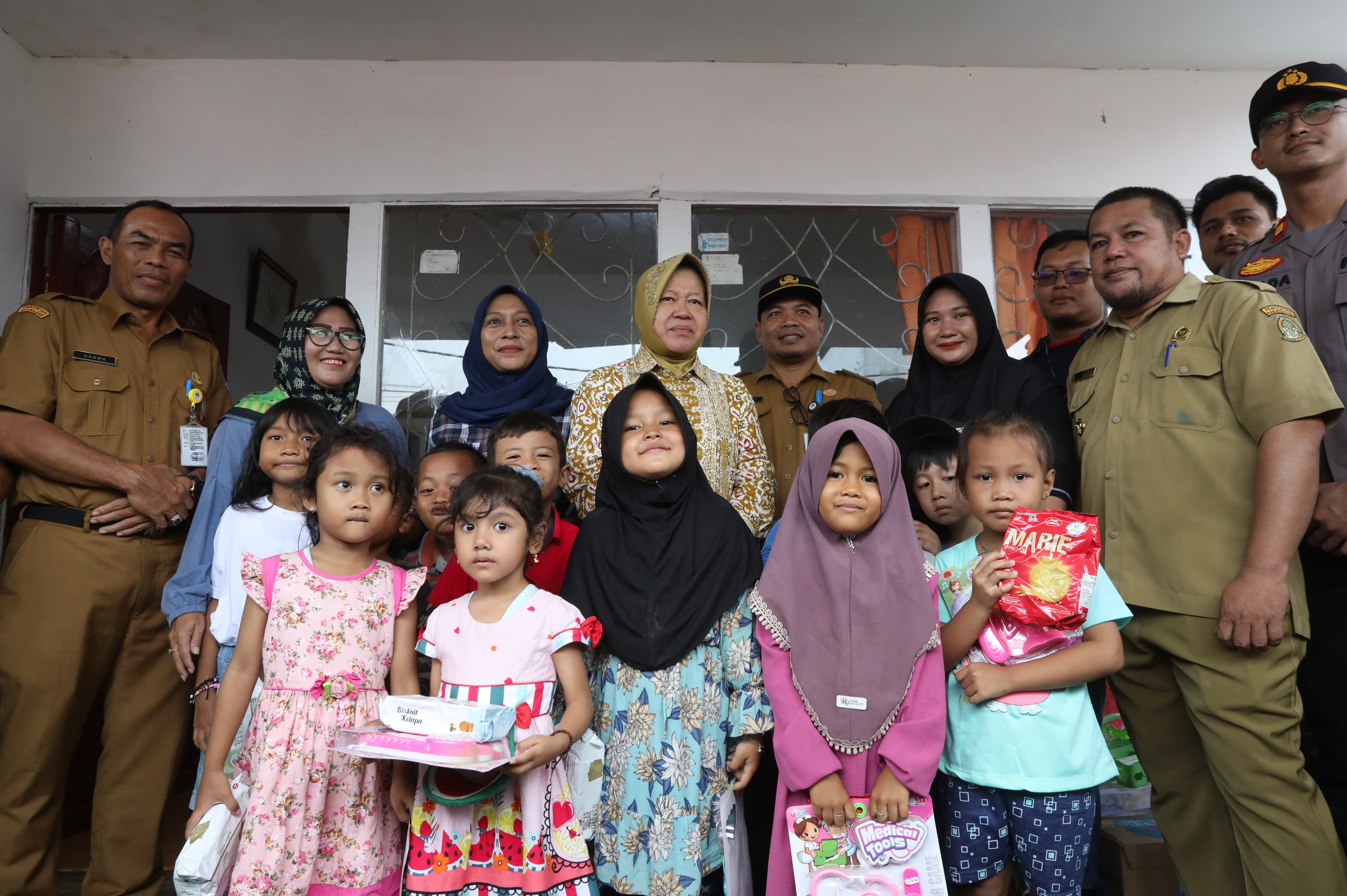 Minister of Social Affairs Reviews and Distributes Aid to Flood Victims in Kubu Raya Regency