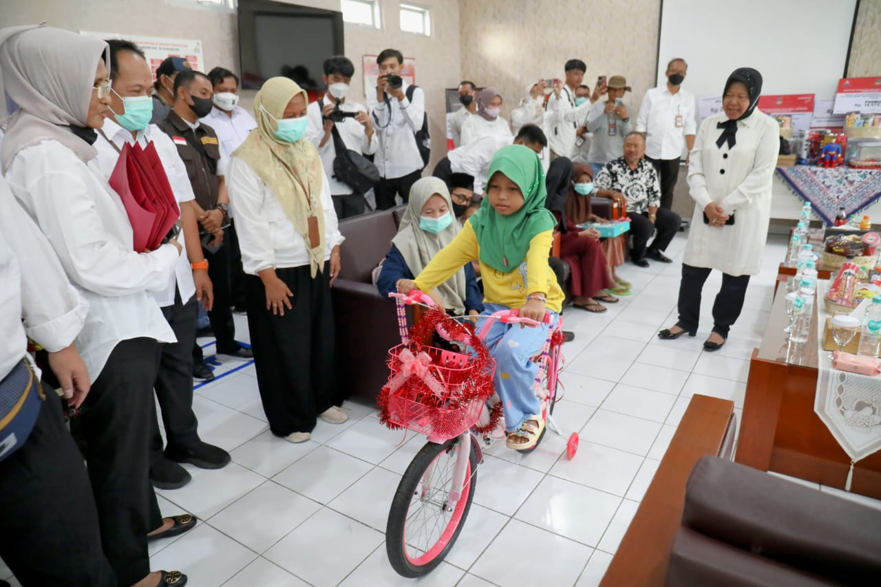 Visiting Sukabumi, Minister of Social Affairs Helps Four Children Suffering from Serious Illnesses