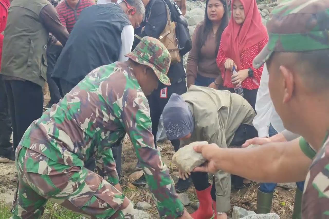 Ensuring that Aid is Distributed Evenly, Social Affairs Minister Risma Went Directly to the Flood Location in Southeast Aceh