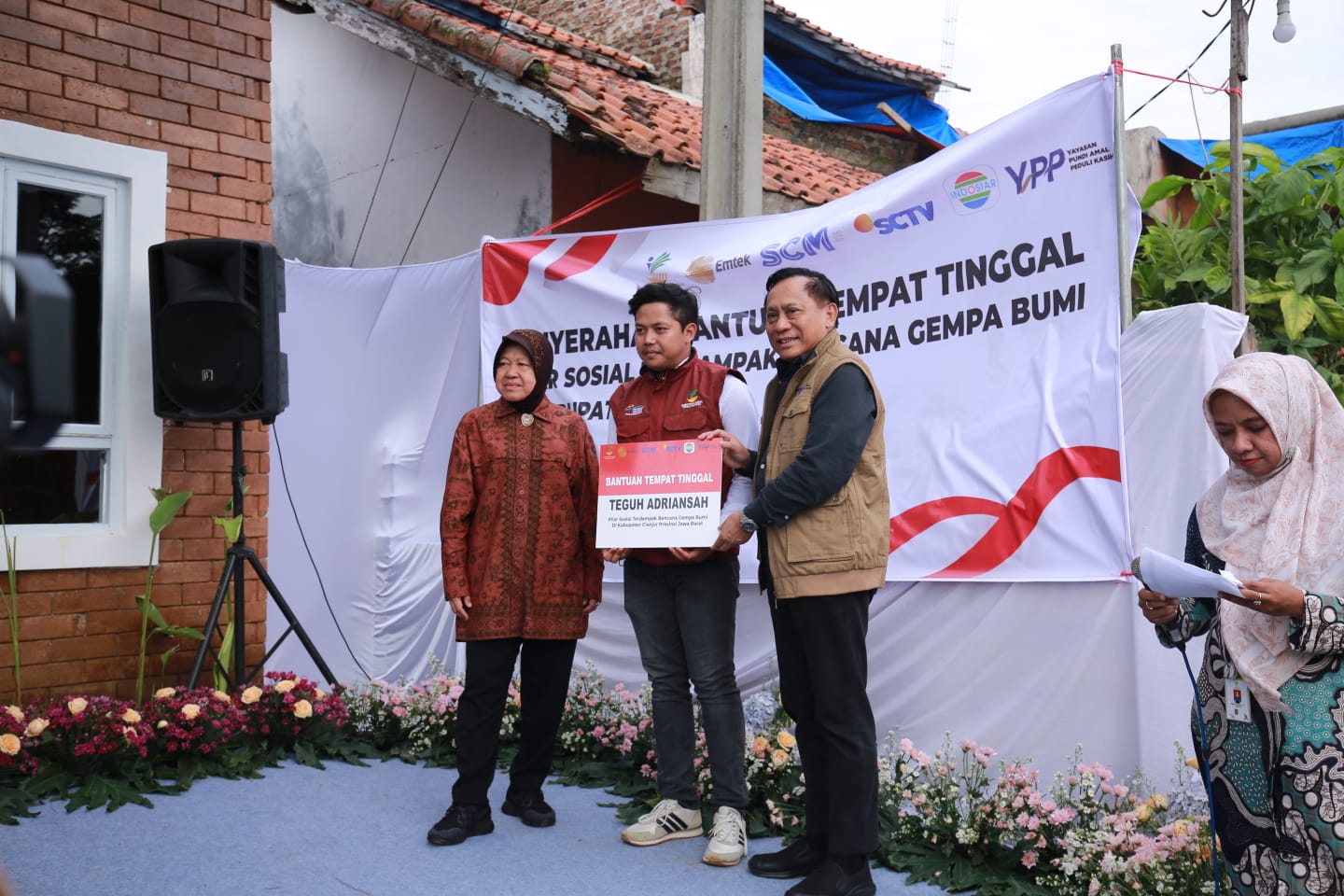 Mensos Serahkan Bantuan Rumah Siap Huni untuk Korban Gempa Cianjur