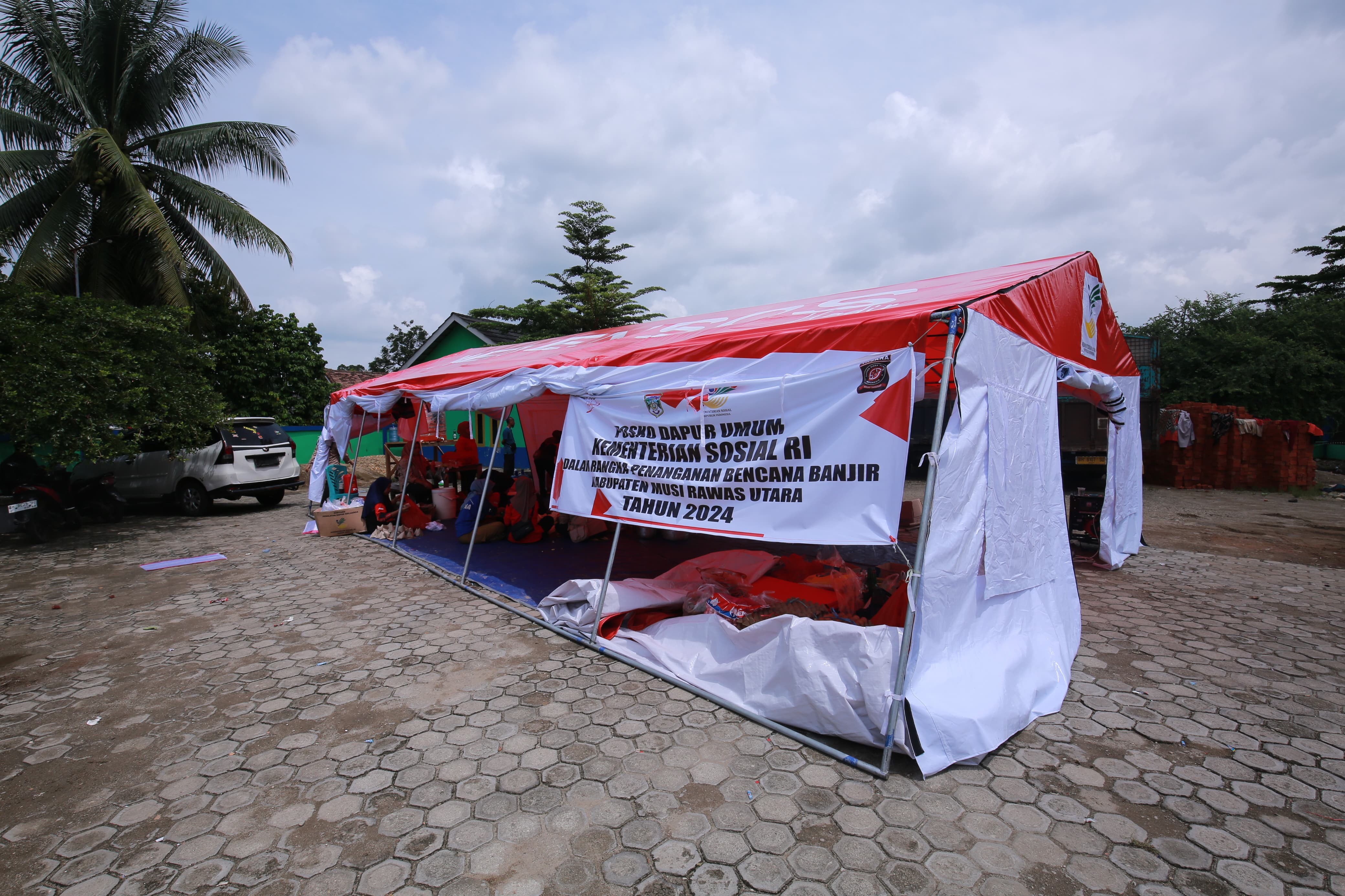 Banjir di Muratara, Dapur Umum Kemensos Suplai 3000 Nasi Bungkus Per Hari