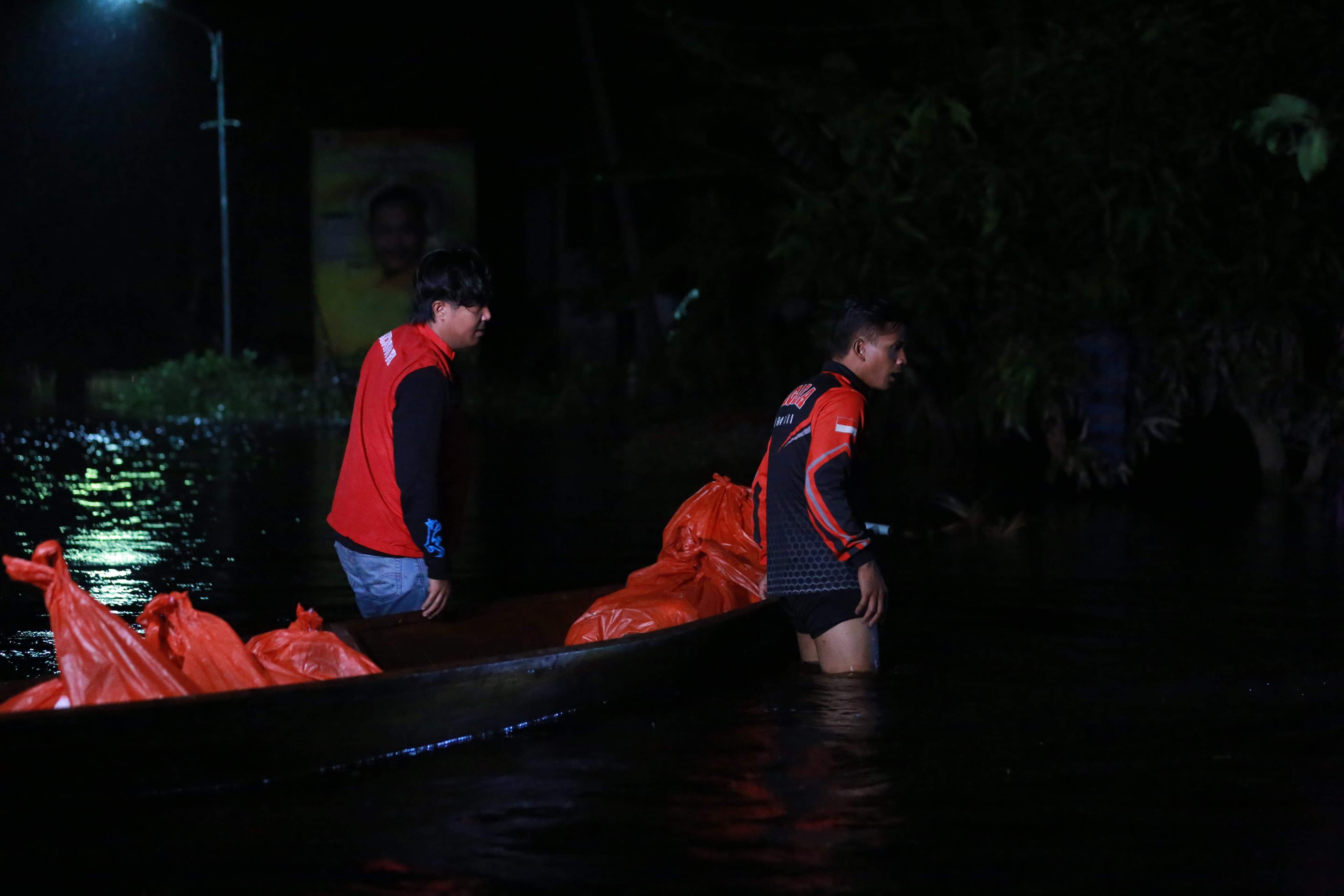 Inaccessible, Ministry of Social Affairs Uses Boats to Distribute Foods in Muratara