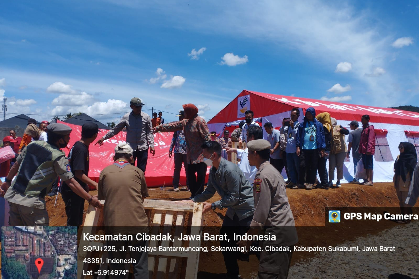 Kemensos Pasang Tenda untuk Korban Longsor Sukabumi