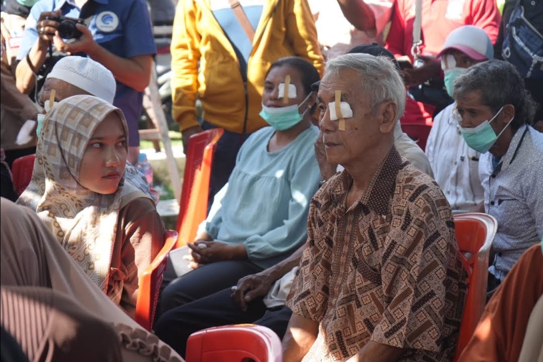 Minister of Social Affairs Risma's Commitment to Cataract Sufferers on Buru Island, Maluku