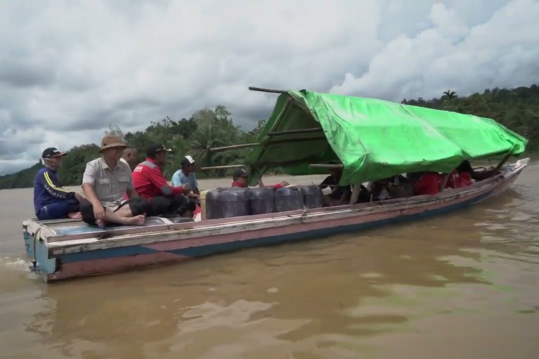 Ministry of Social Affairs Gives Attention to Residents Affected by Floods in Landak Regency