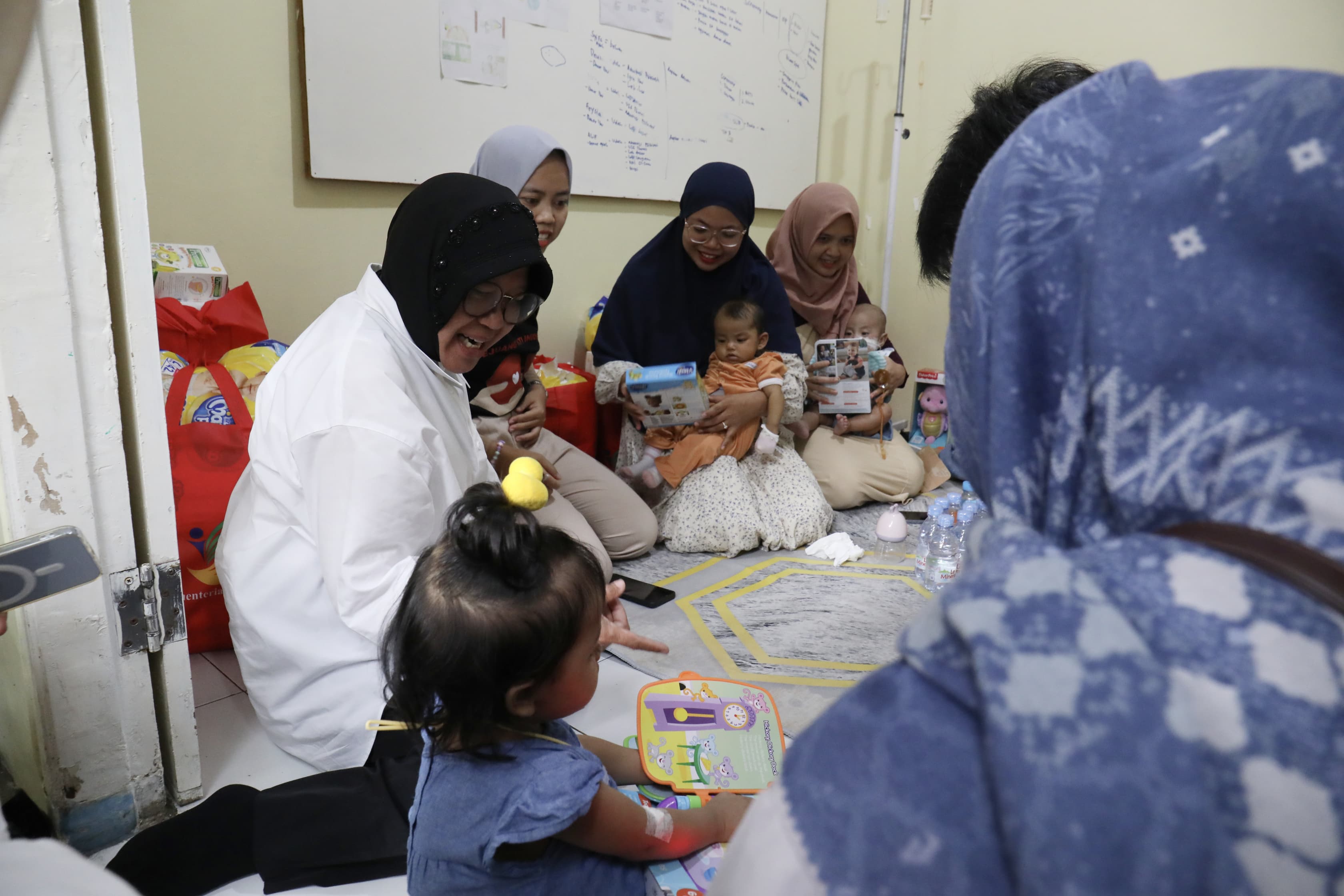 Mother of Children with Heart Disorder is Motivated after being Visited by Minister of Social Affairs