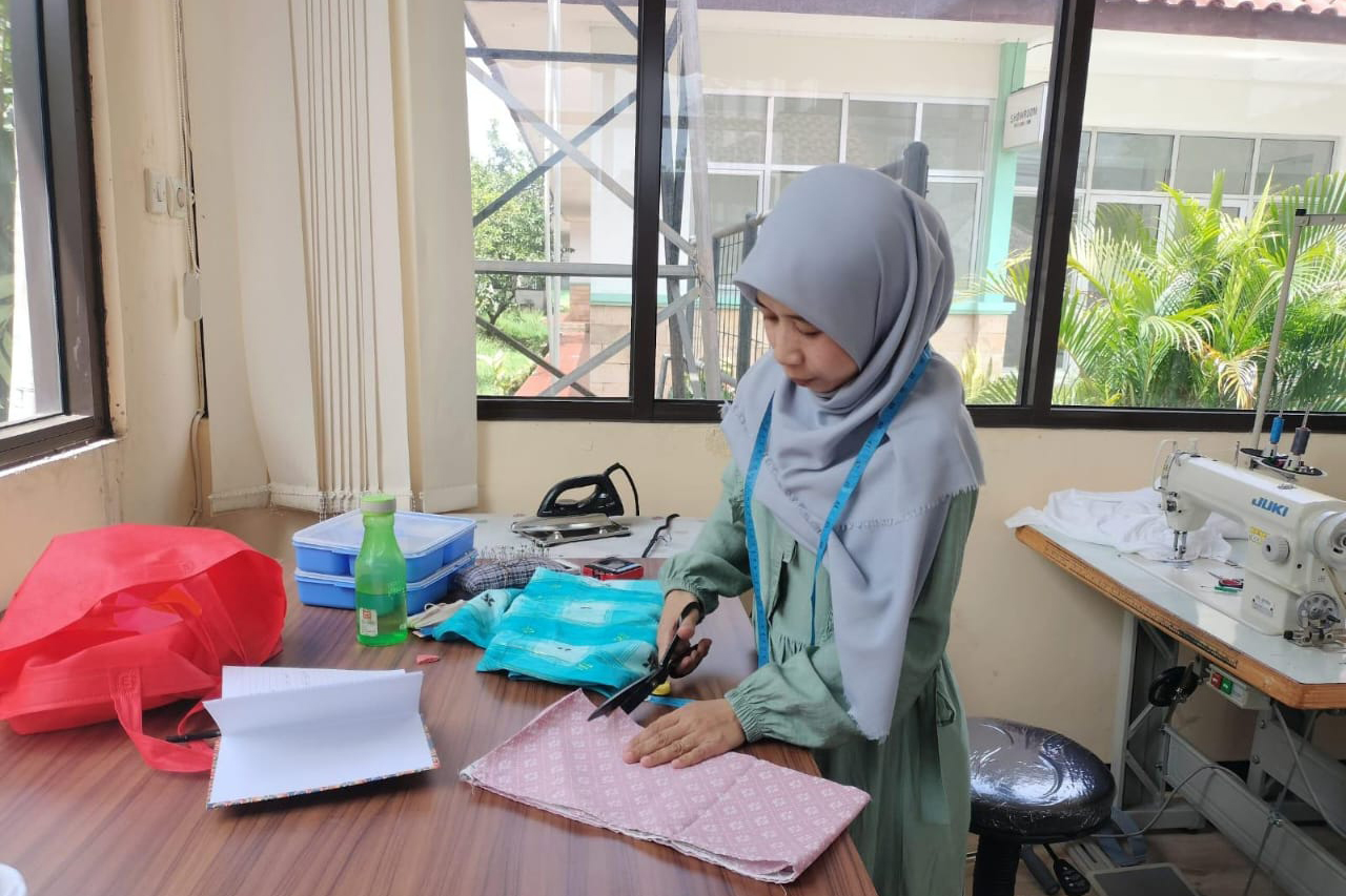 Never Give Up, Erni Opens a Sewing Business Successfully