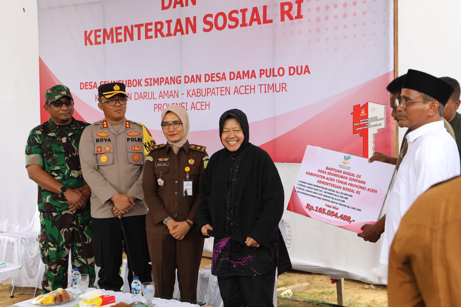 Minister of Social Affairs Hands Over Eleven Livable Earthquake Resistant Houses in East Aceh