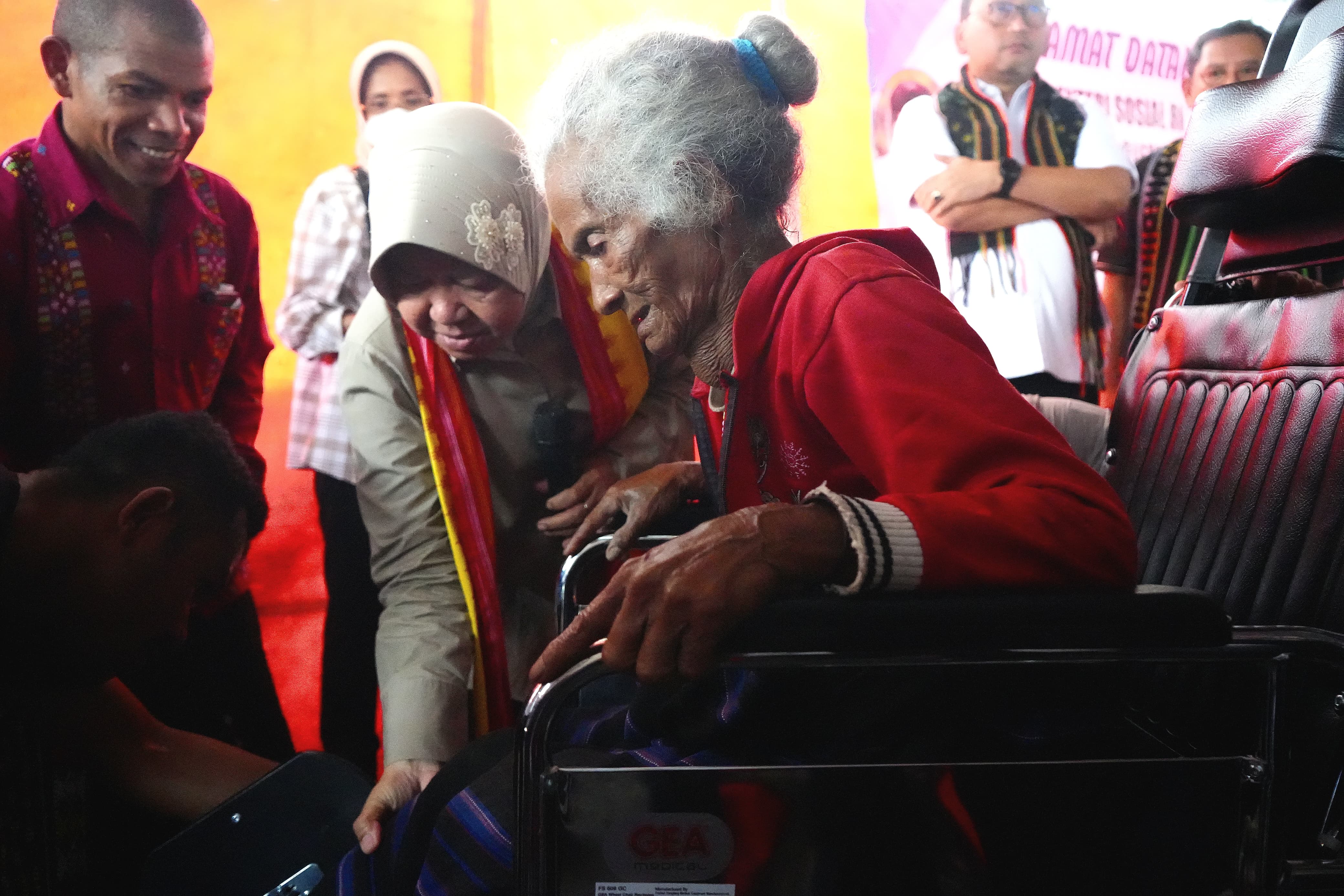 Reaching Remote Areas of NTT, Social Affairs Minister Risma Distributes Various Basic Food Assistance and Wheelchairs