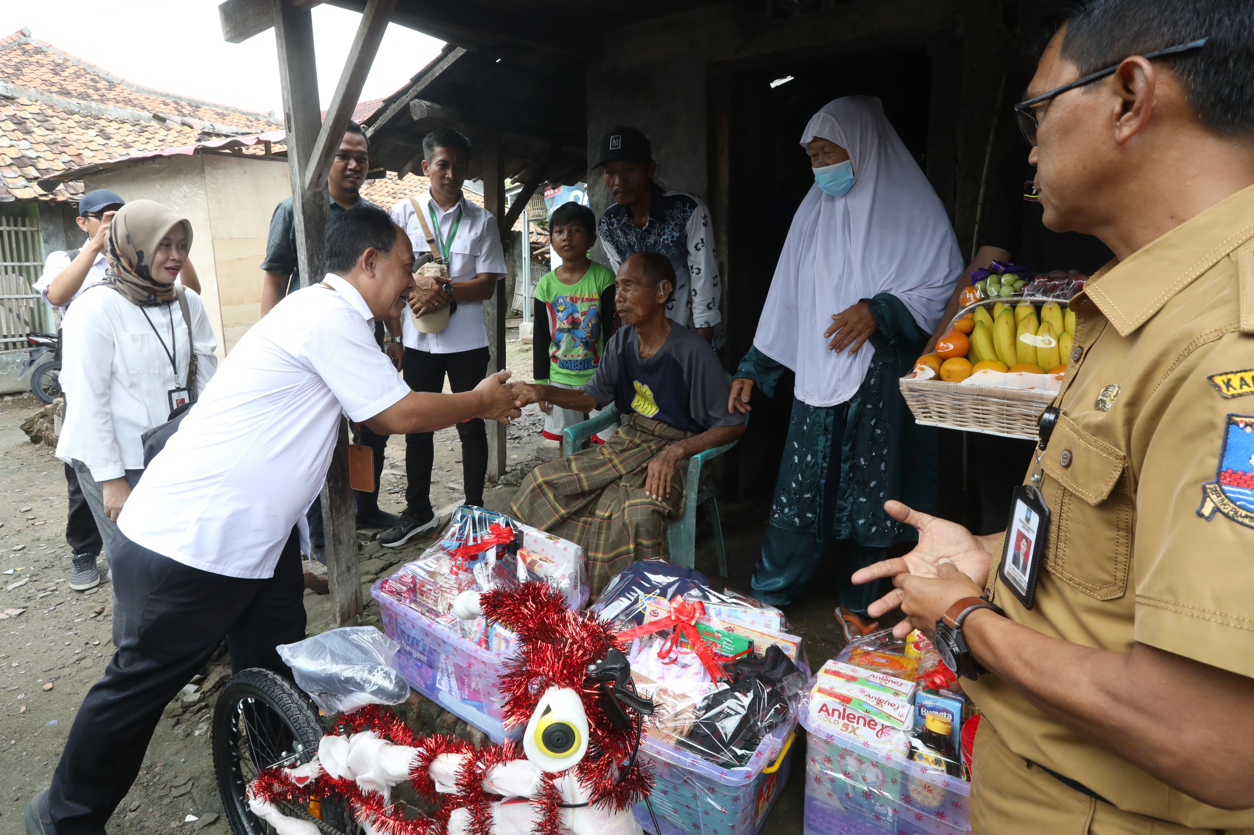 Beri Bantuan Ternak Bebek, Kemensos Bujuk Lansia di Serang Tak Lagi Mengemis