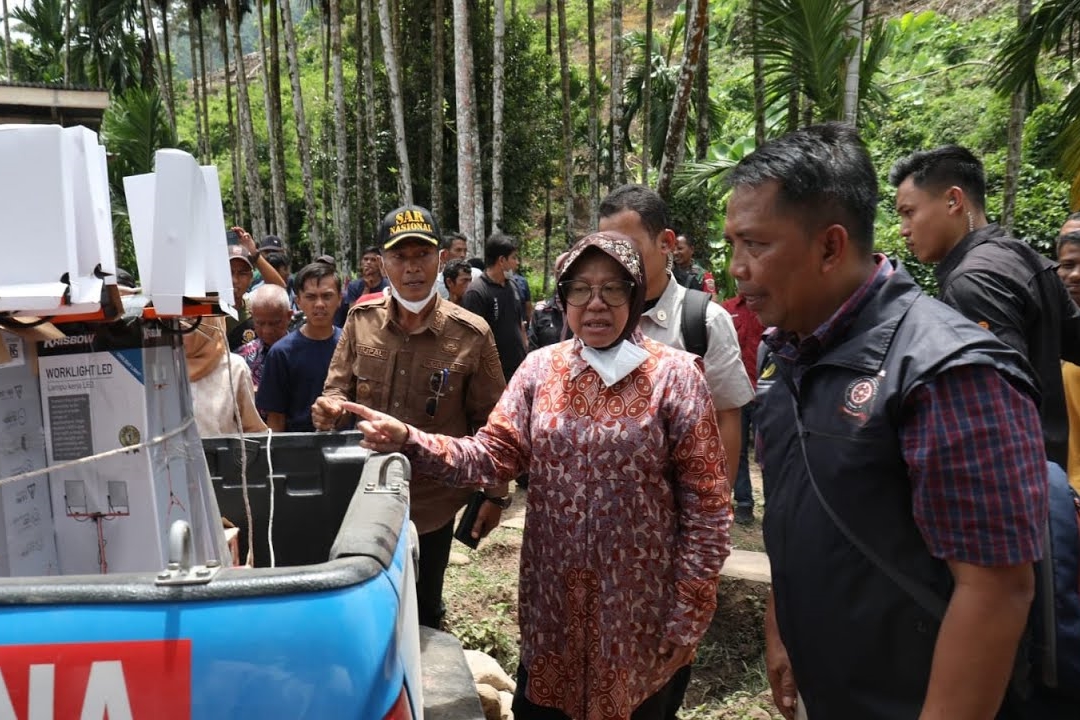 Observing Pesisir Selatan Landslide Flood Victims, Social Affairs Minister Risma Focuses on Fulfilling Basic Needs