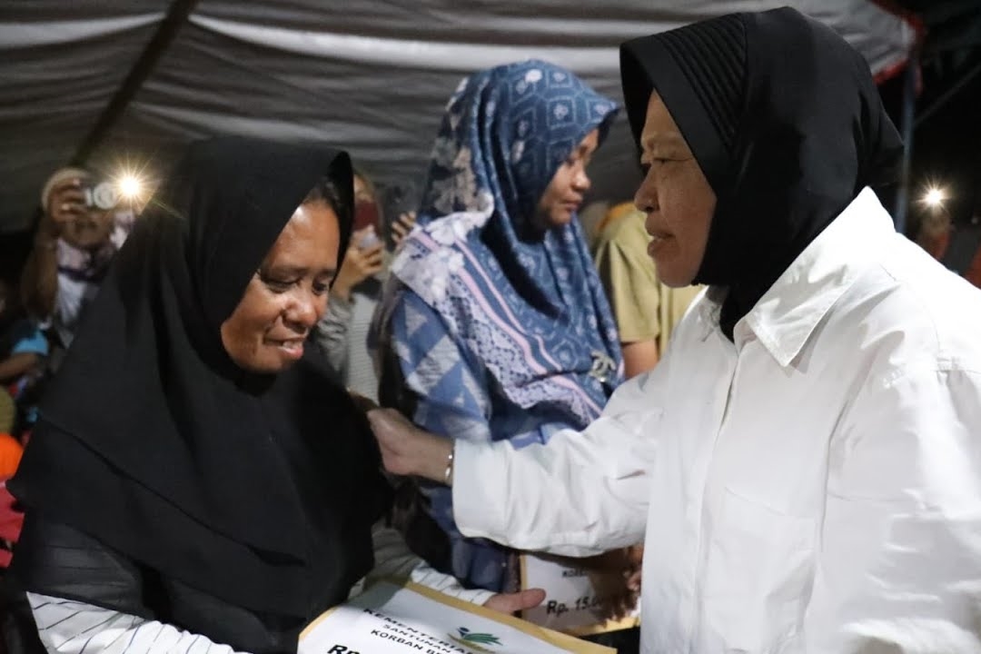 Social Affairs Minister Risma Meets and Hands Over Heir Compensation to the Families of Padang Pariaman Landslide Victims