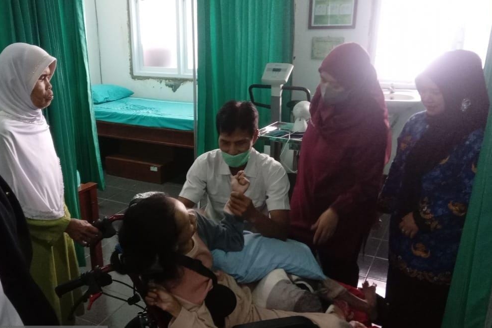 Penyandang Cerebral Palsy Mendapat Kursi Roda Adaptif dari Kemensos