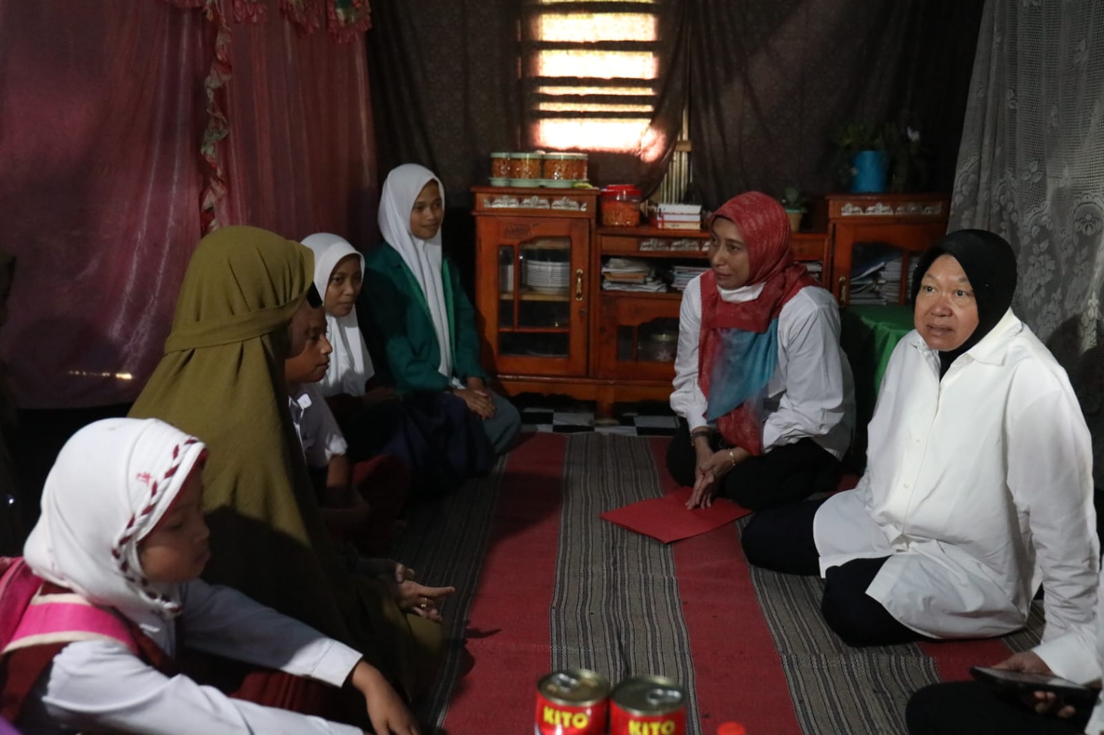 Meeting Orphans in Sinjai, Social Affairs Minister Invites Them to Makassar