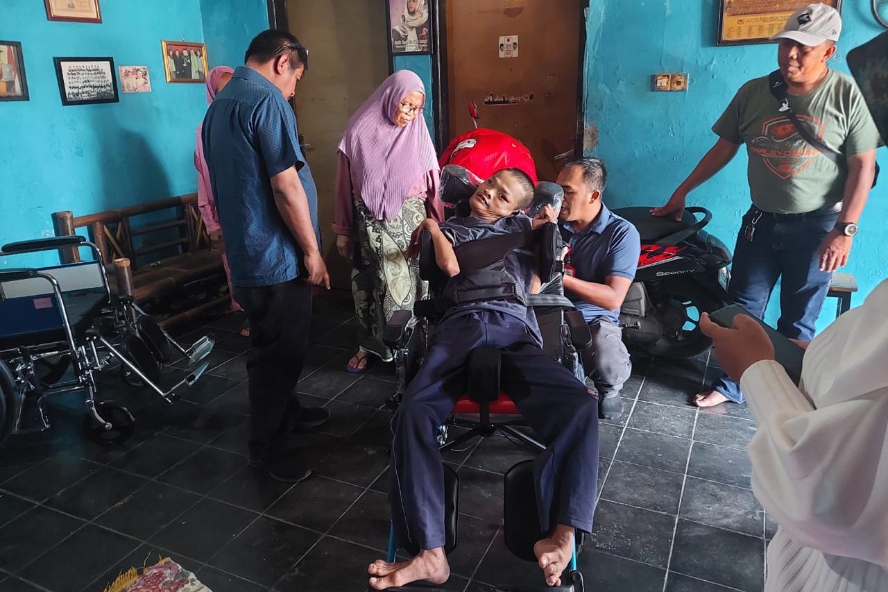 Contacting Minister of Social Affairs, a Person with Disability from Bandung Gets Free Physiotherapy Services