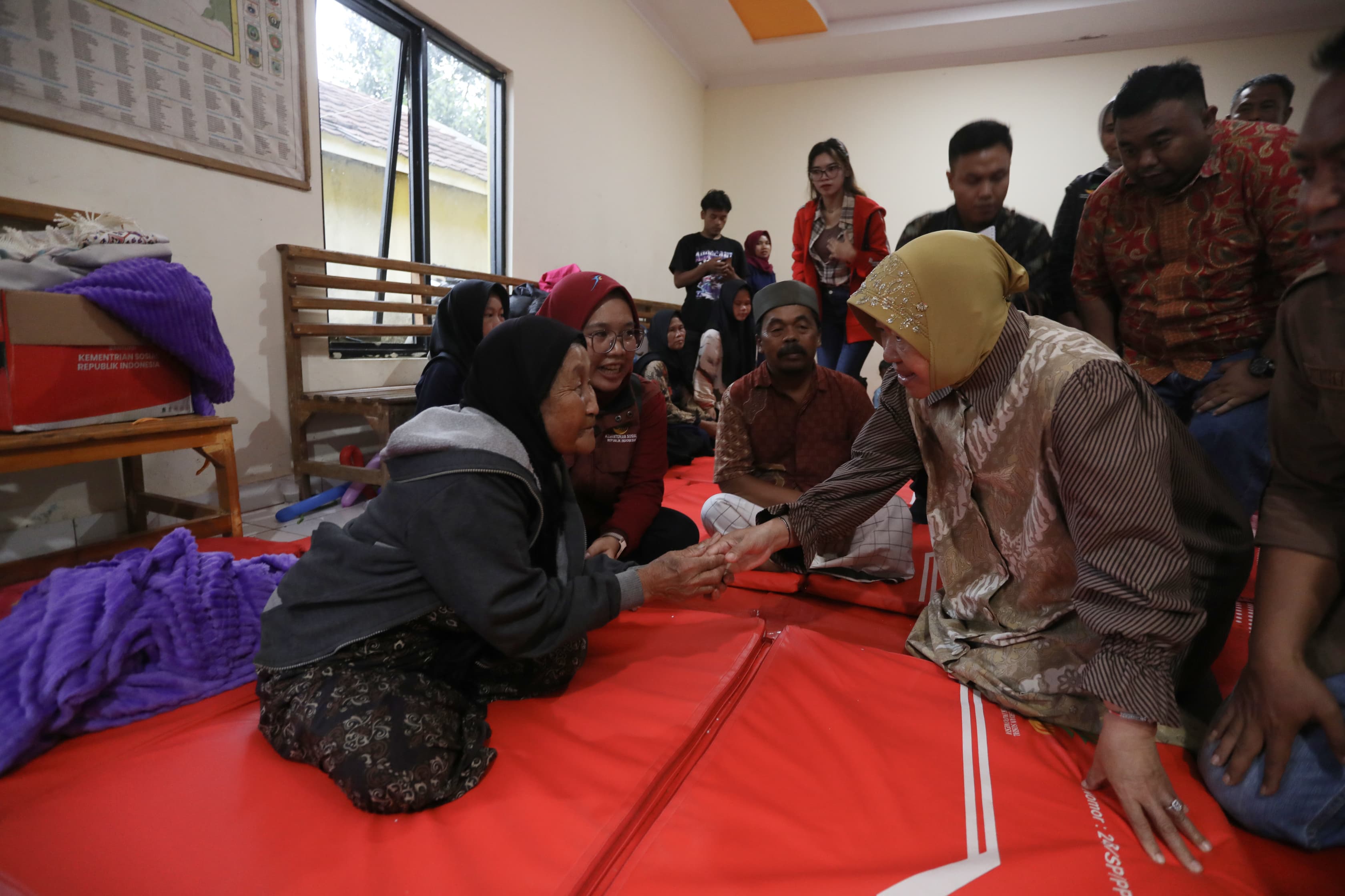 Minister of Social Affairs Distributes Compensation for Victims of Garut Landslide in Talagajaya