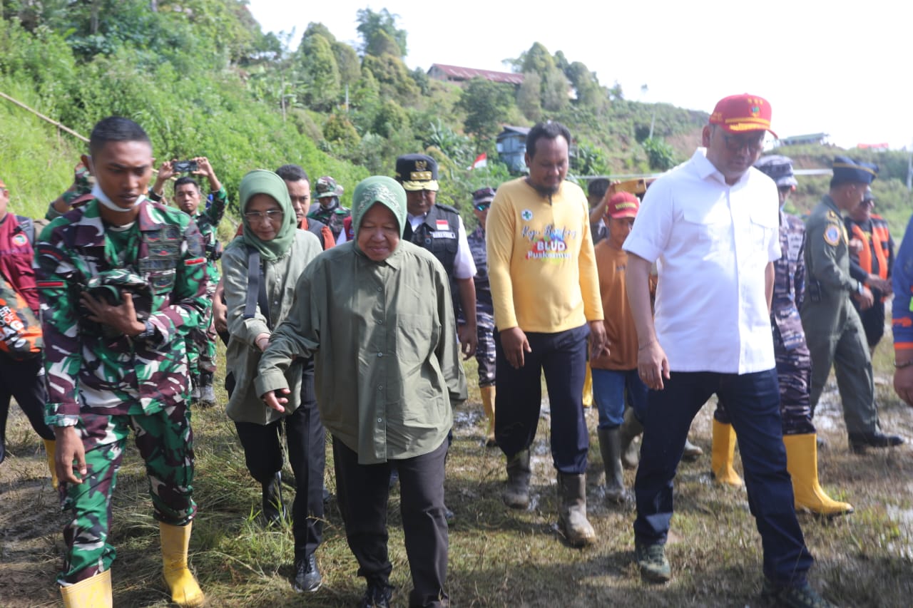 Mensos Risma Tinjau dan Beri Santunan bagi Korban Banjir Luwu