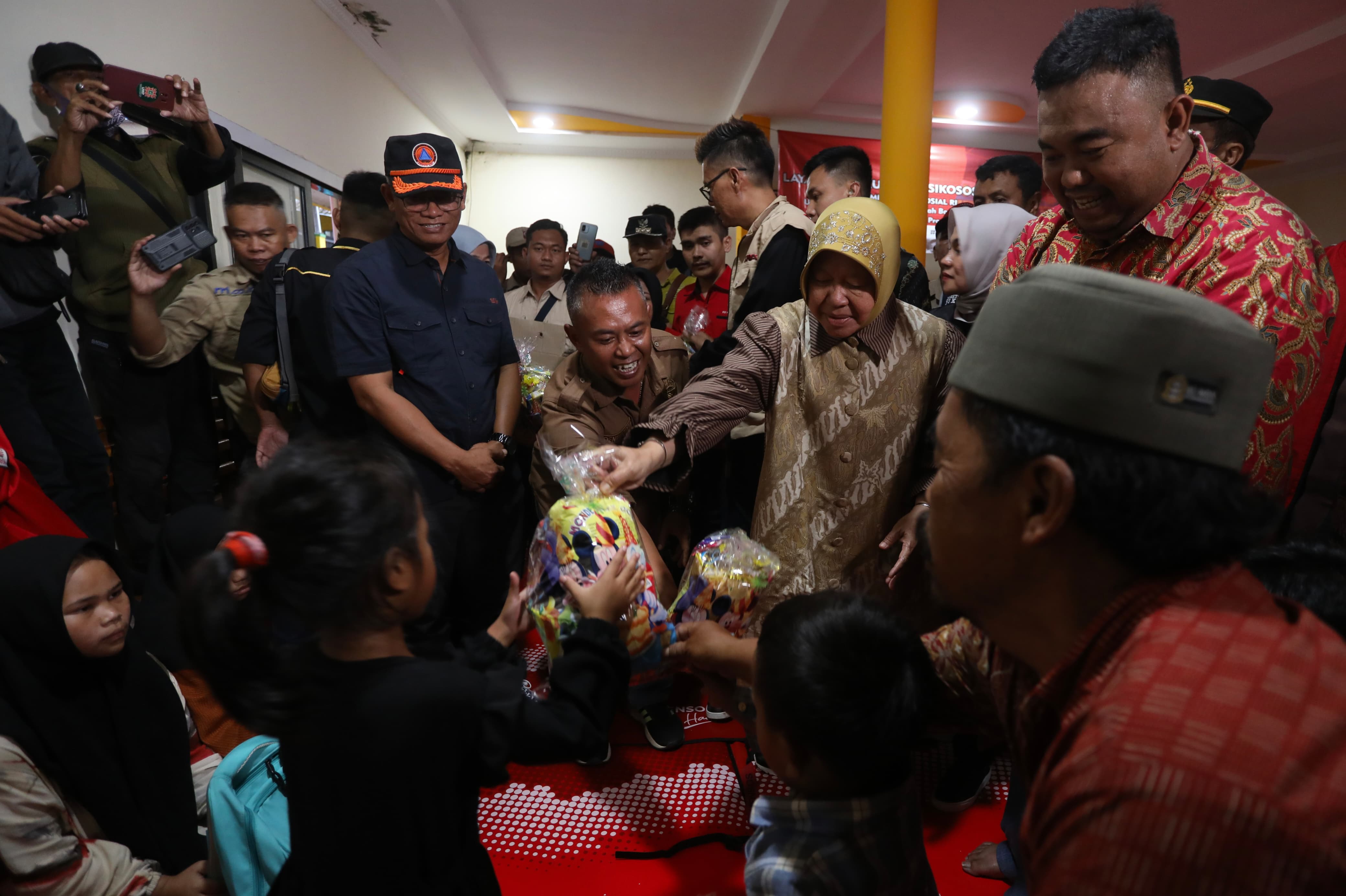 Social Affairs Minister Risma Reviews the Impact of Landslides in Garut