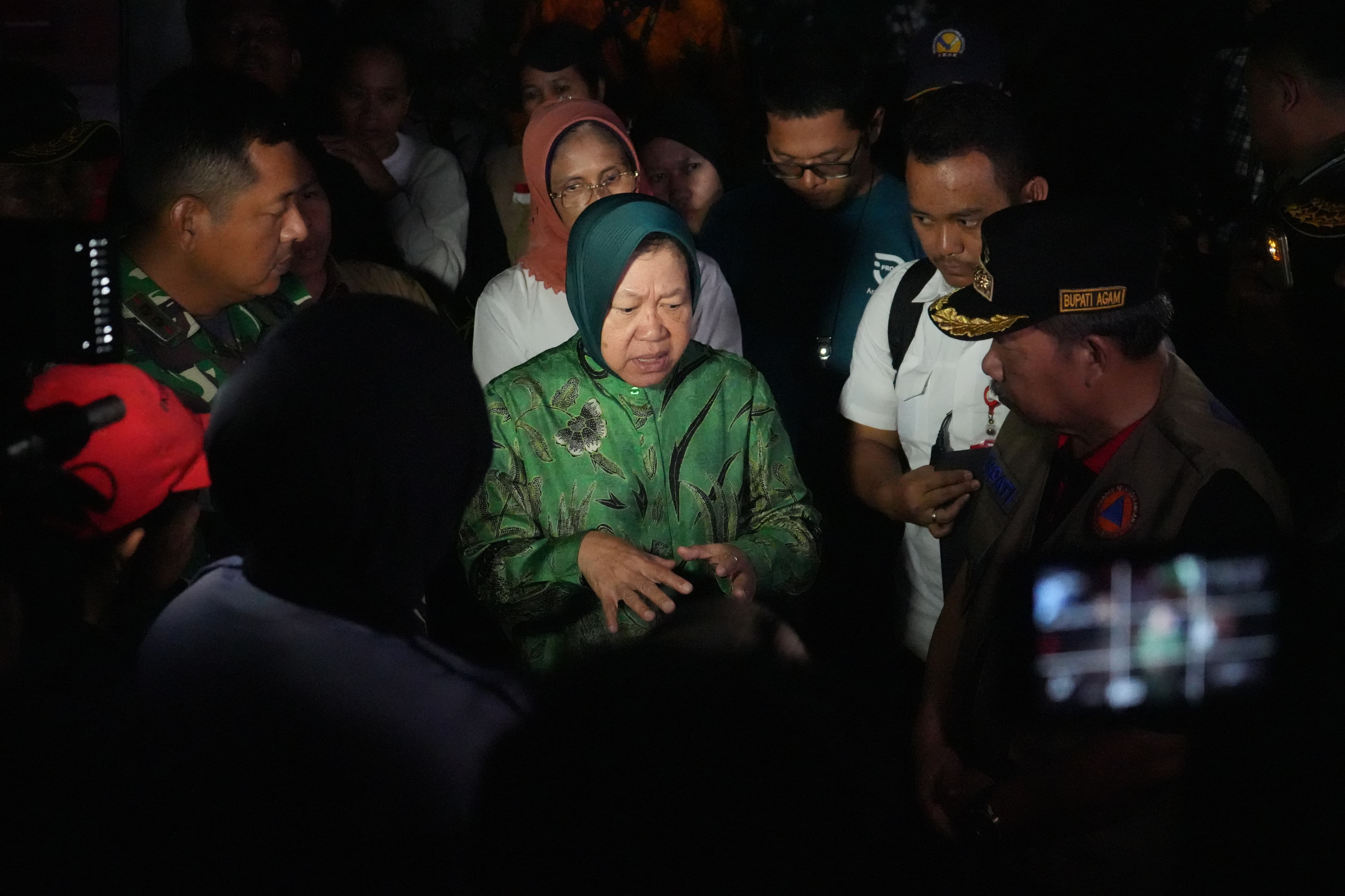 Jelang Tengah Malam Kunjungi Pengungsi di Sumbar, Mensos Minta Lokasi Pengungsian Dipindah