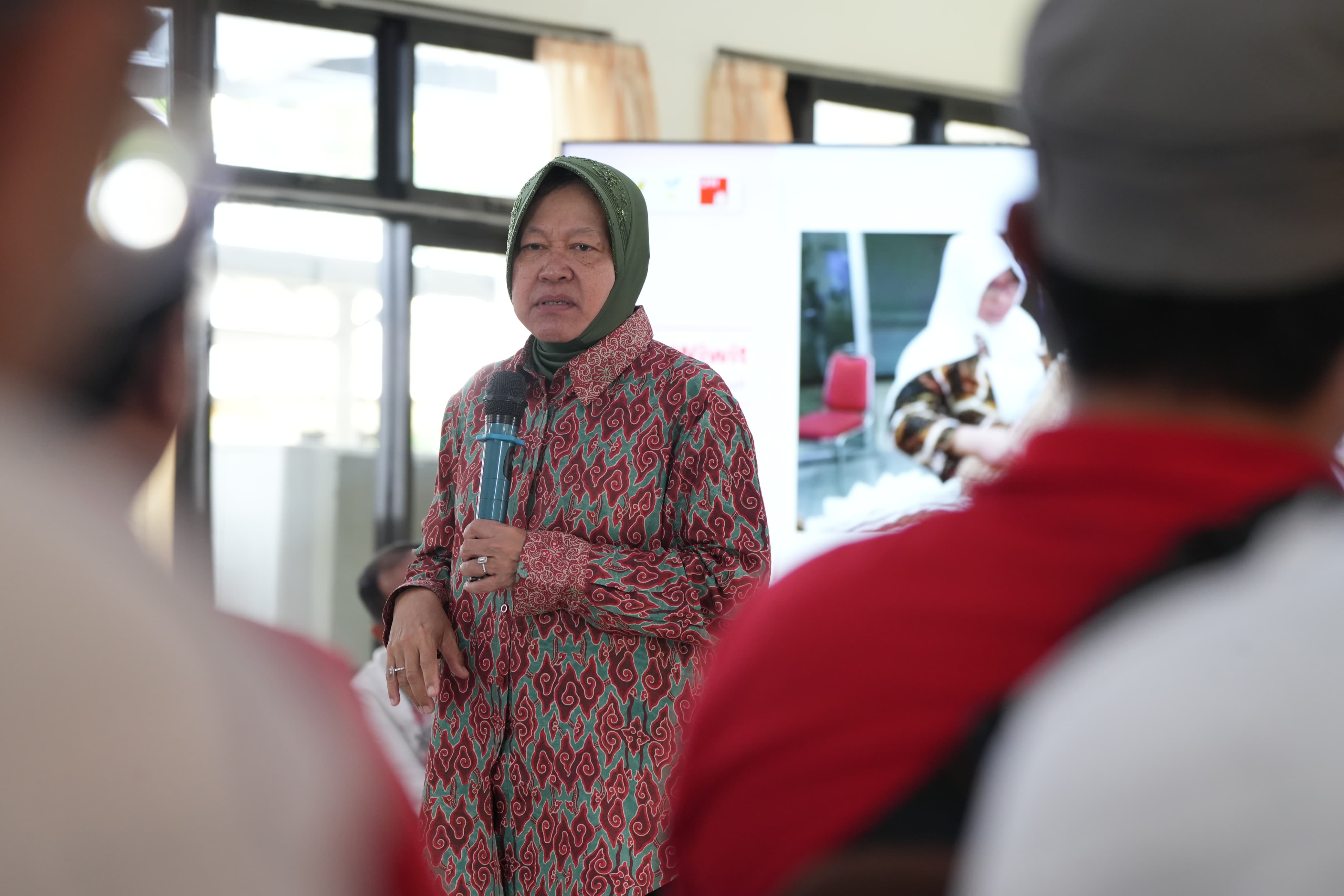 Dialogue between Social Affairs Minister Risma and Ex-Convict Prisoner