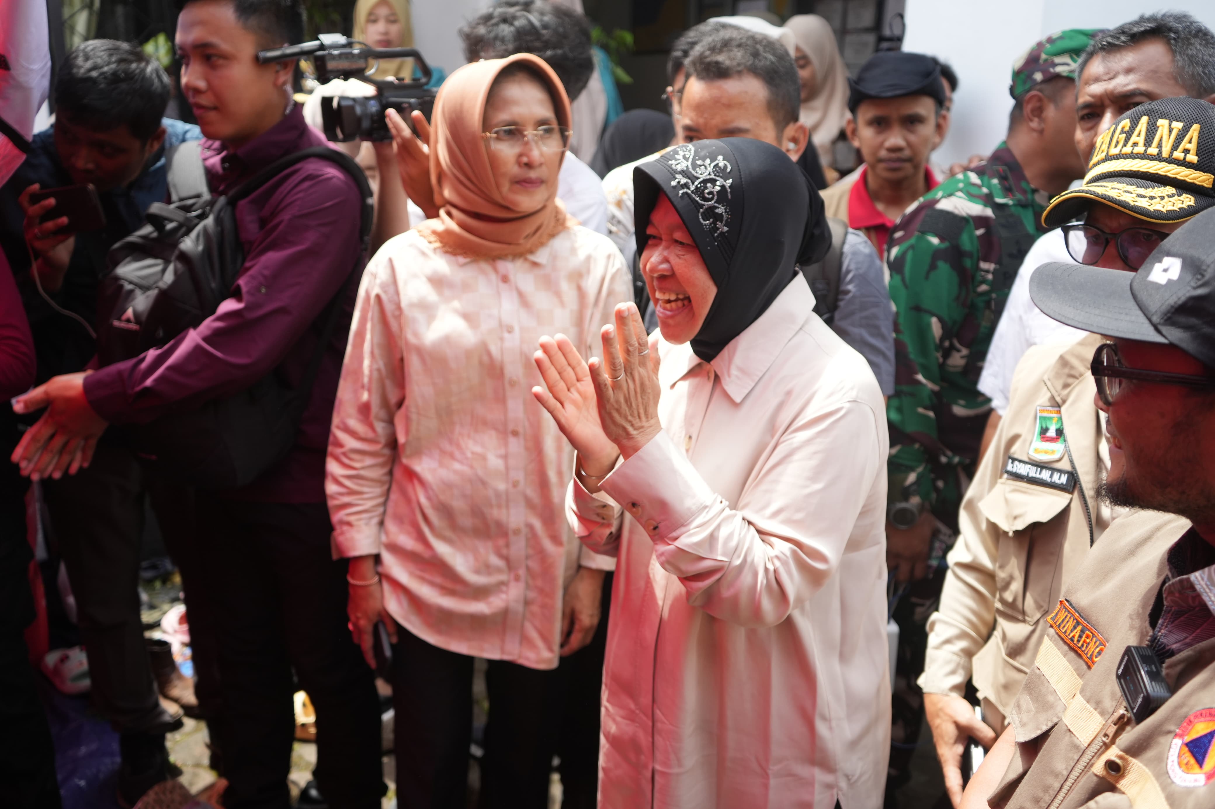 Mensos Risma Sambangi Pengungsi Terdampak Banjir Lahar Dingin di Padang Panjang