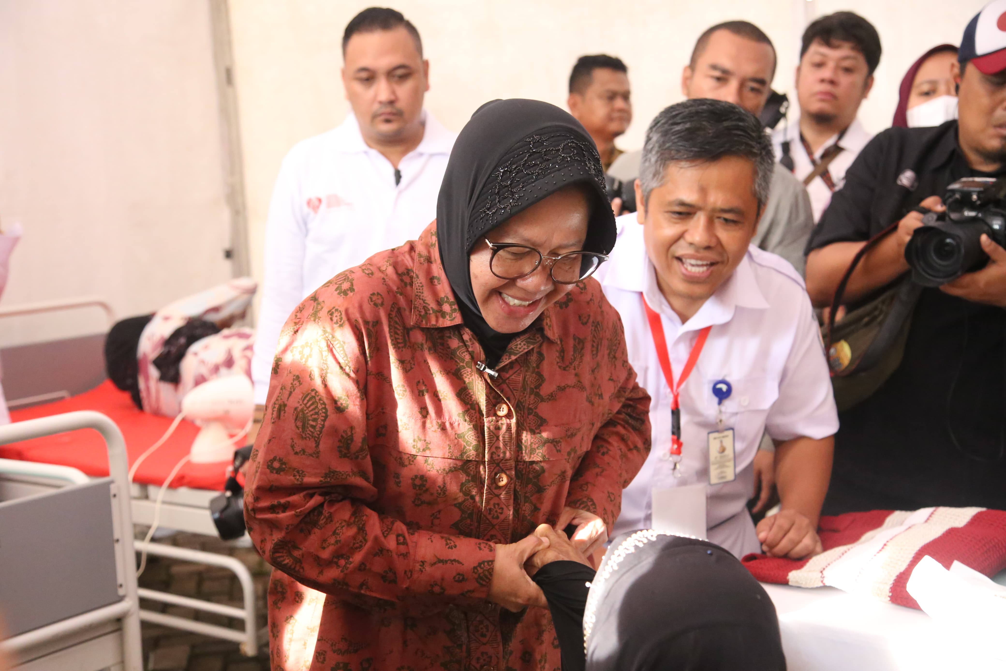 Minister Risma Delivers Comprehensive Services at 2024 Elderly Day