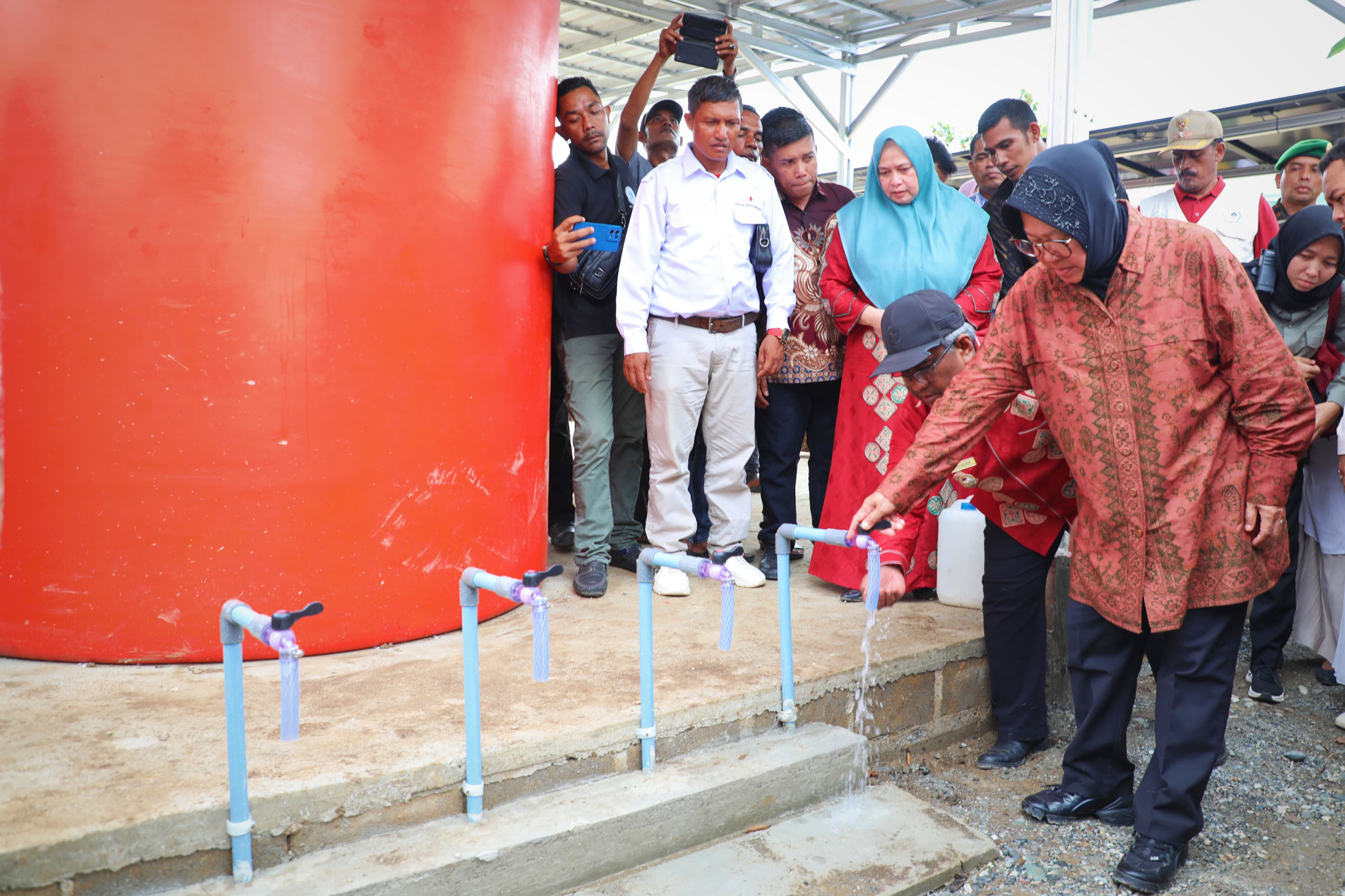 Minister Risma Installs Solar Water Systems to Fight Stunting in North Aceh