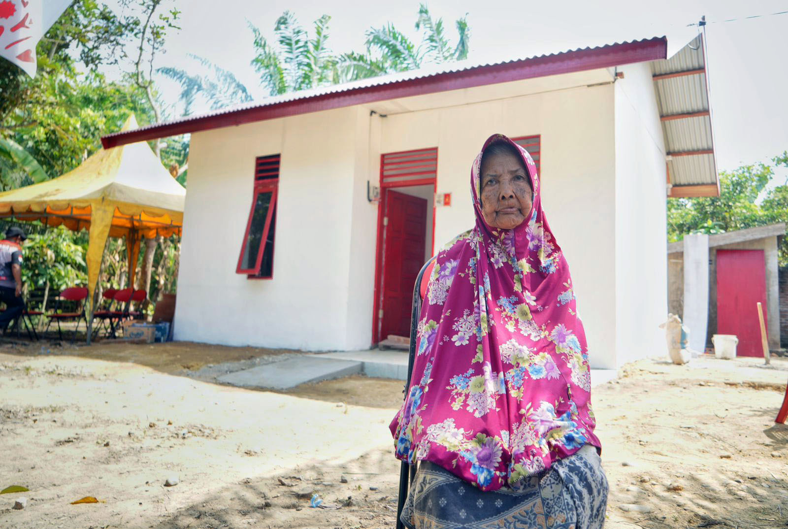 An Elderly Delighted by Minister Risma's Housing and TV Assistance