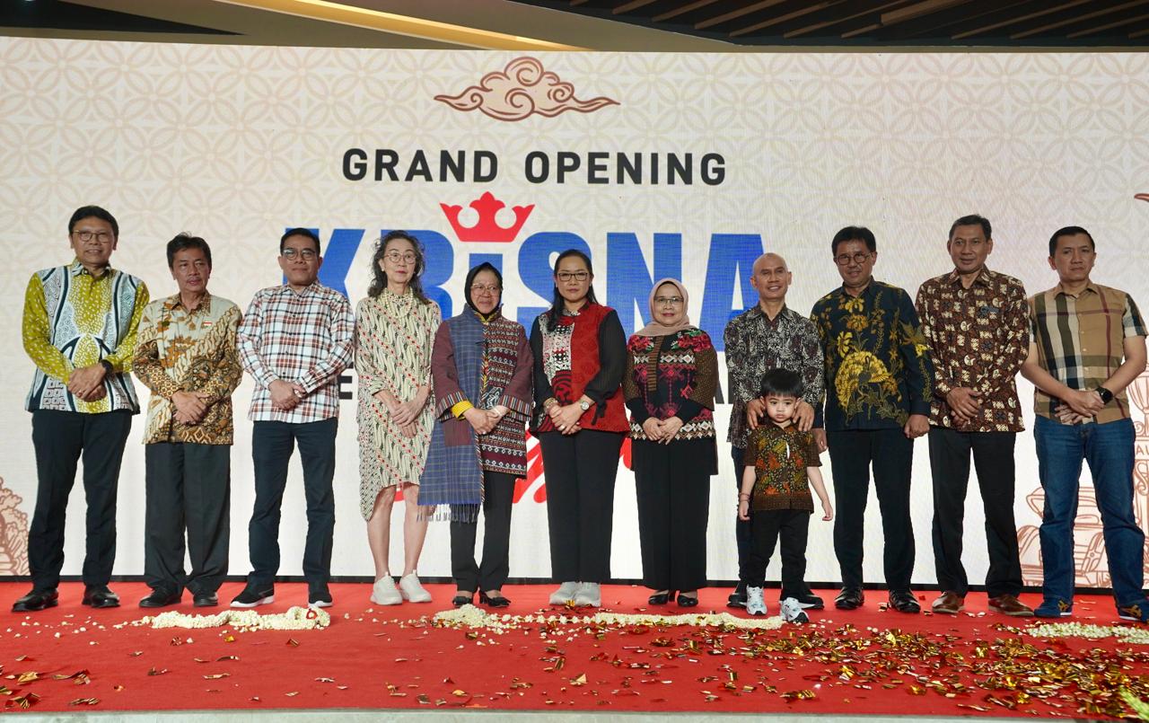 Minister of Social Affairs Risma Exhibits Indonesian Economic Hero Products at Krisna Nusantara