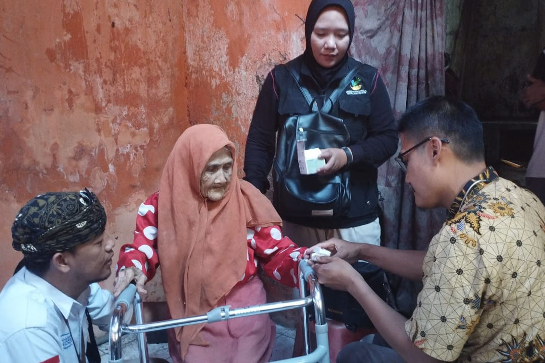 Ministry of Social Affairs helps Onih's Family whose House almost collapsed in Sukabumi