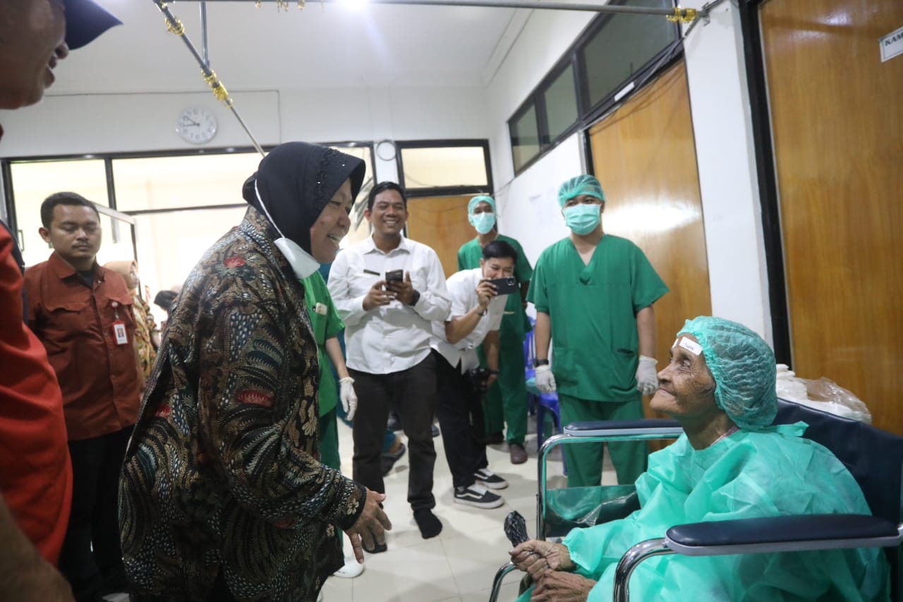 Social Affairs Minister Risma Alleviates Poverty Through Free Cataract Surgery