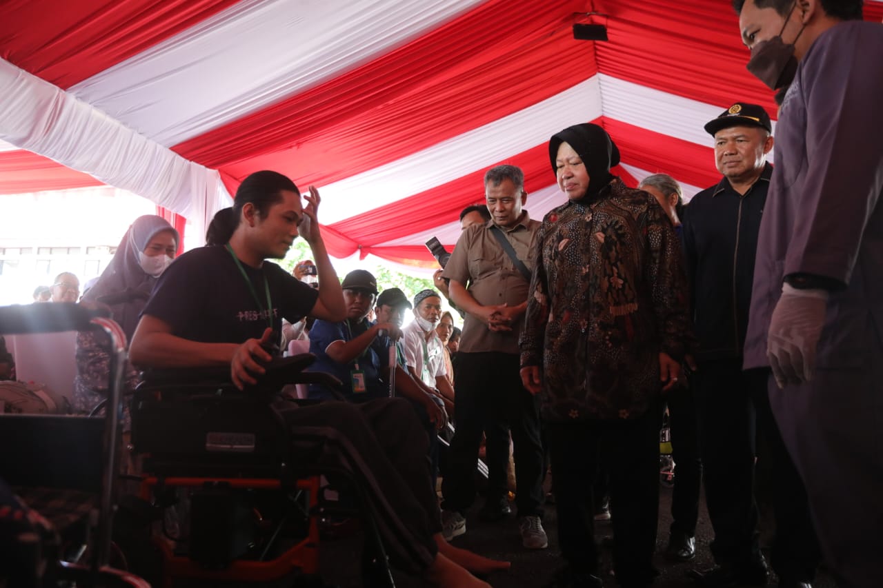 Social Affairs Minister Risma Holds Social Service in Barito Kuala Regency