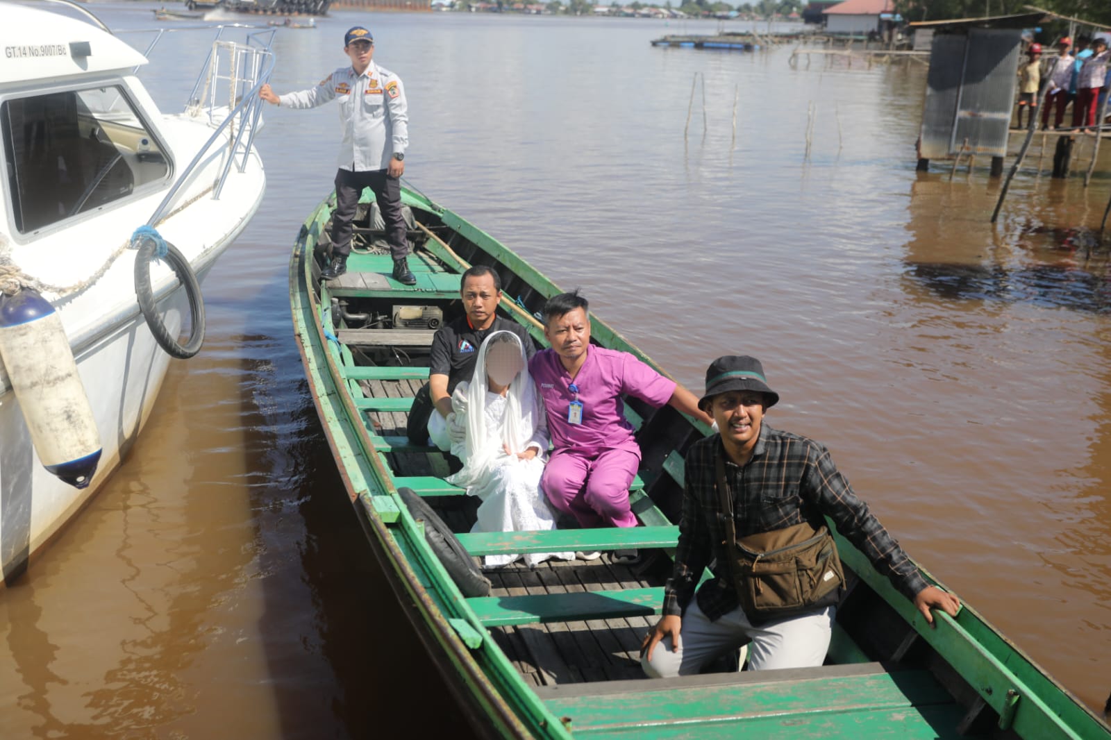 Minister Risma Takes Speedboat to Rescue Mentally Ill Individual in Barito Kuala