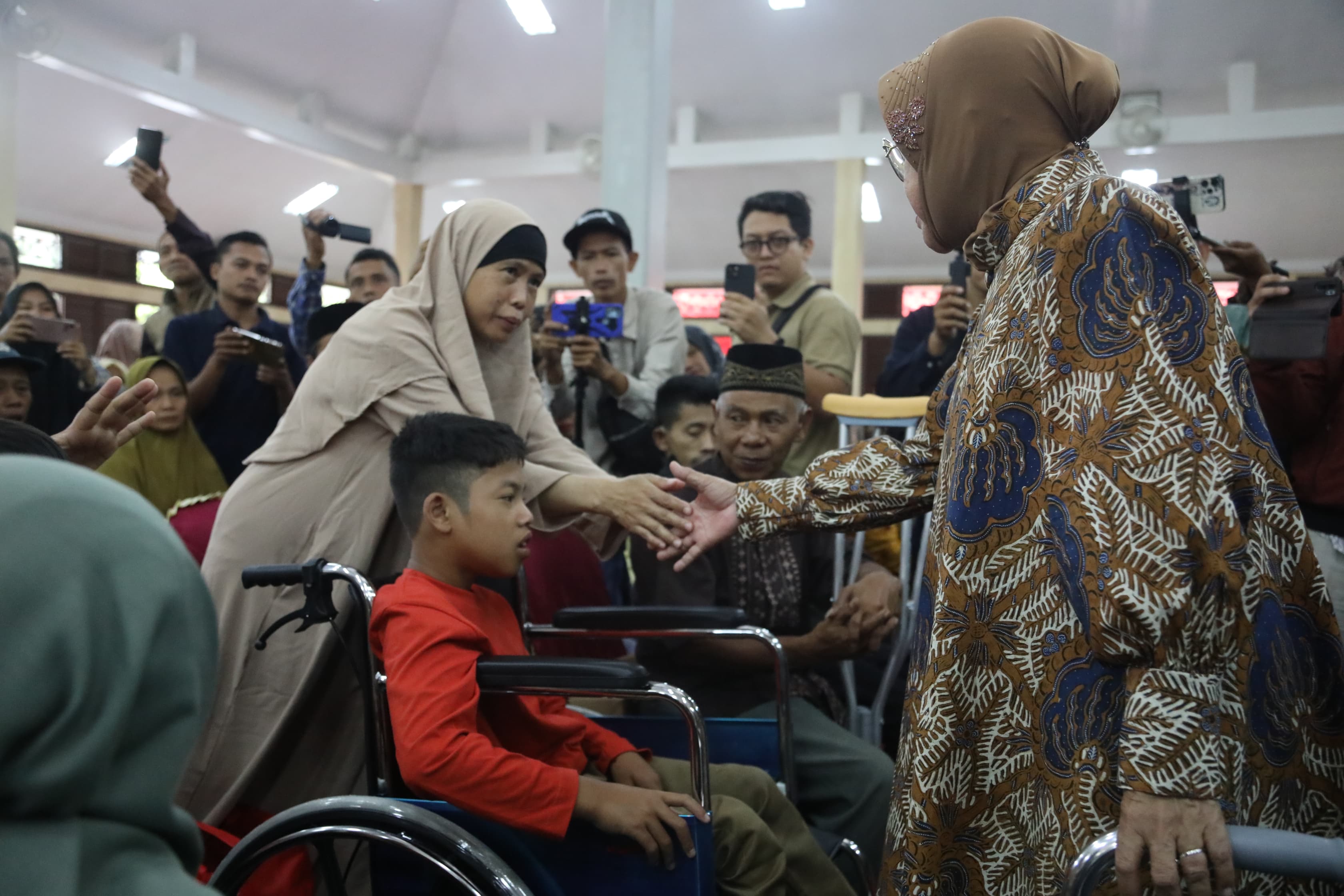 Minister Risma Provides Various Aids for Persons with Disabilities in Pandeglang