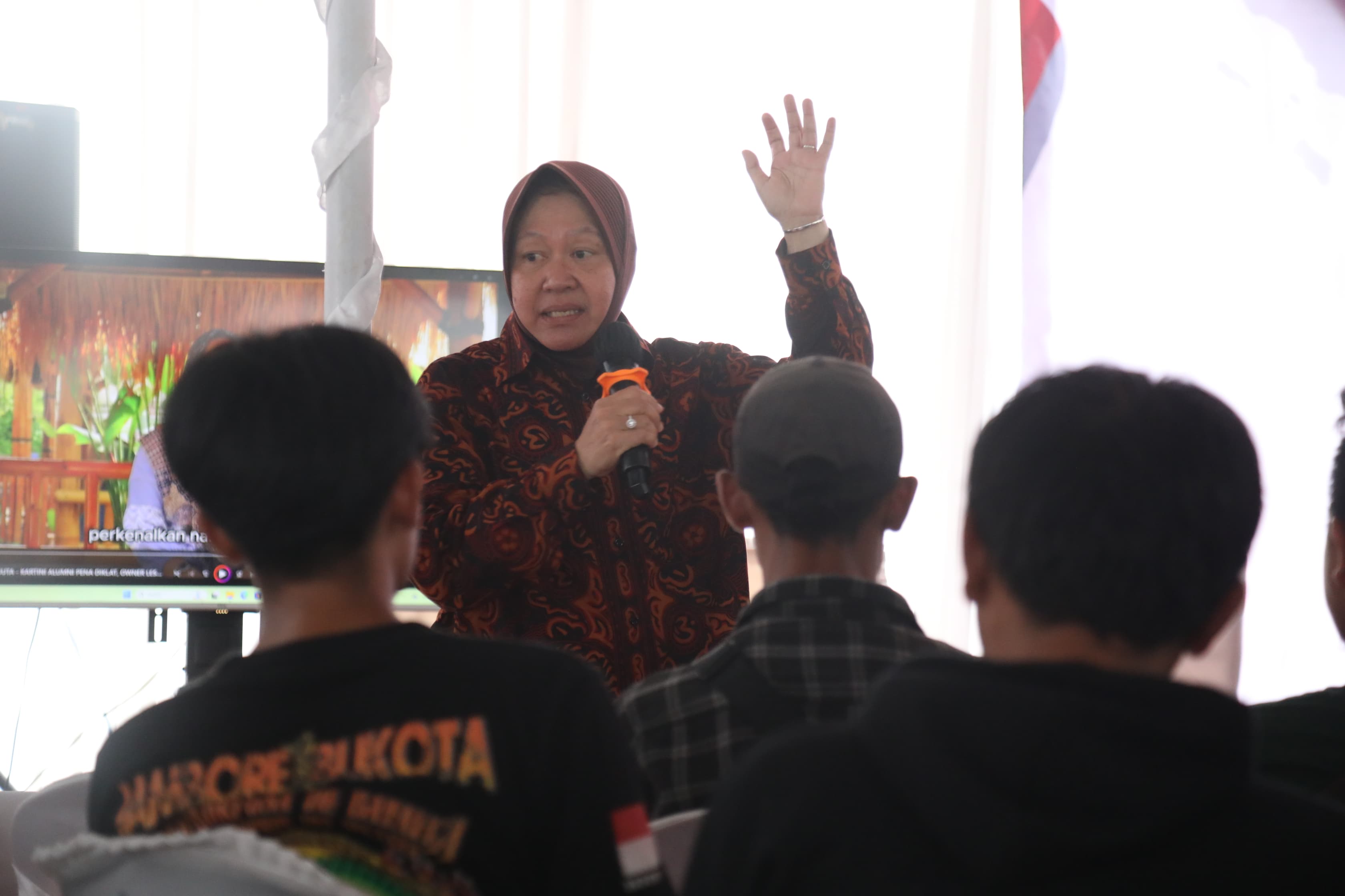 Minister Risma Provides Assistance to PENA Muda During Community Service Event in Lebak