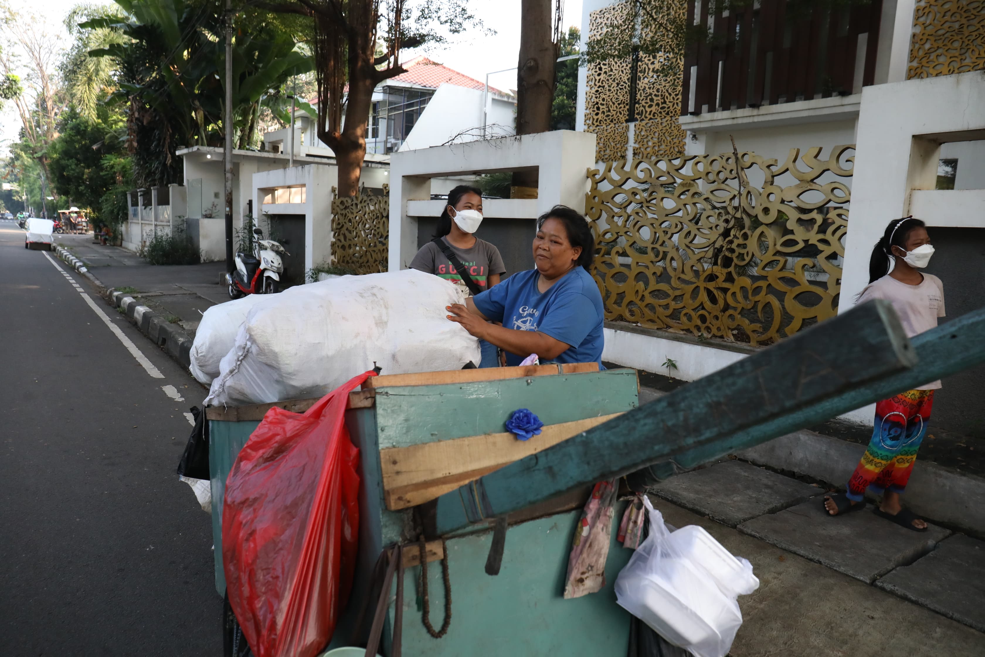 Mensos Risma Beri Bantuan Usaha dan Tempat Tinggal Layak bagi Pemulung di Menteng