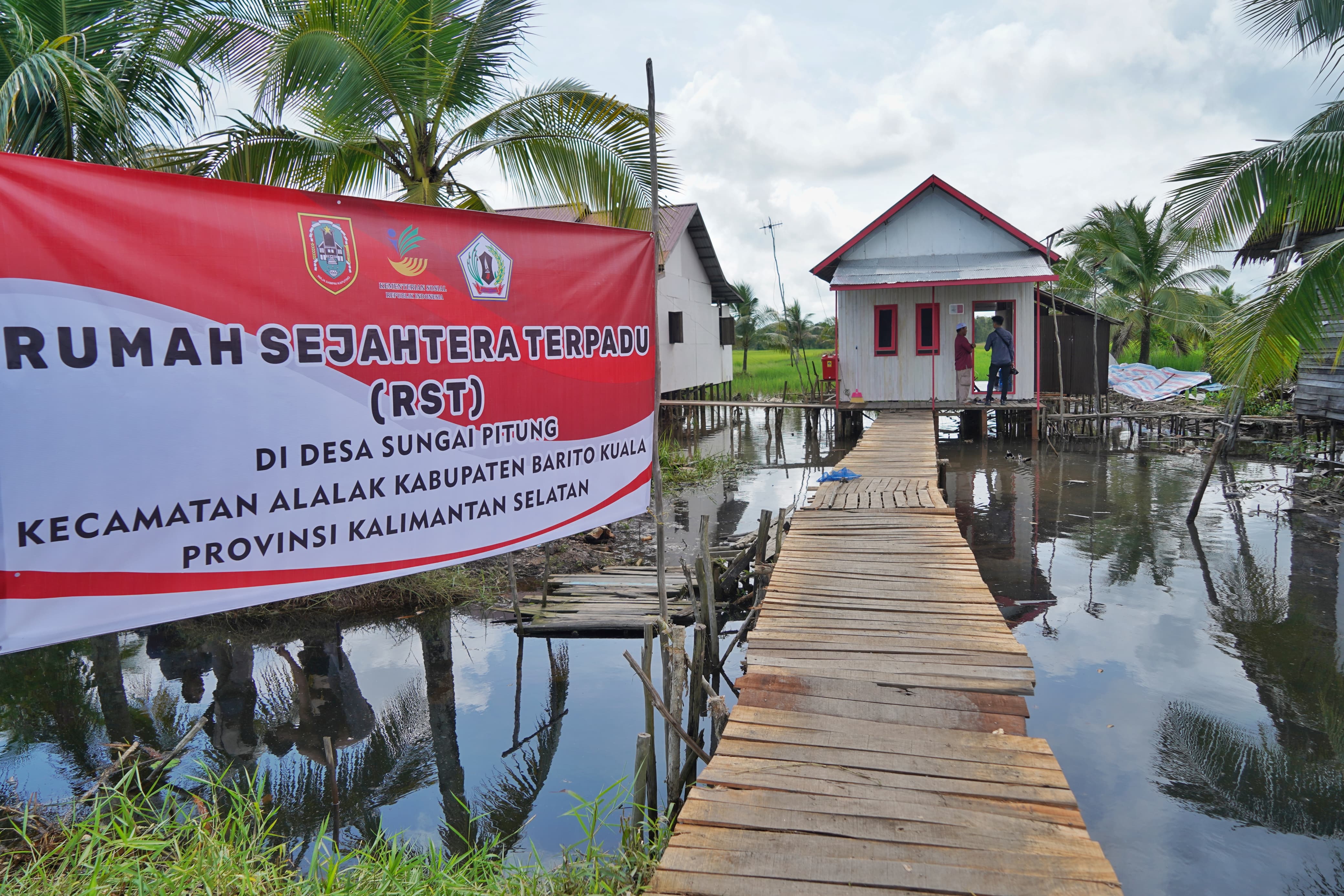 Minister of Social Affairs Risma Inspects RST in Barito Kuala