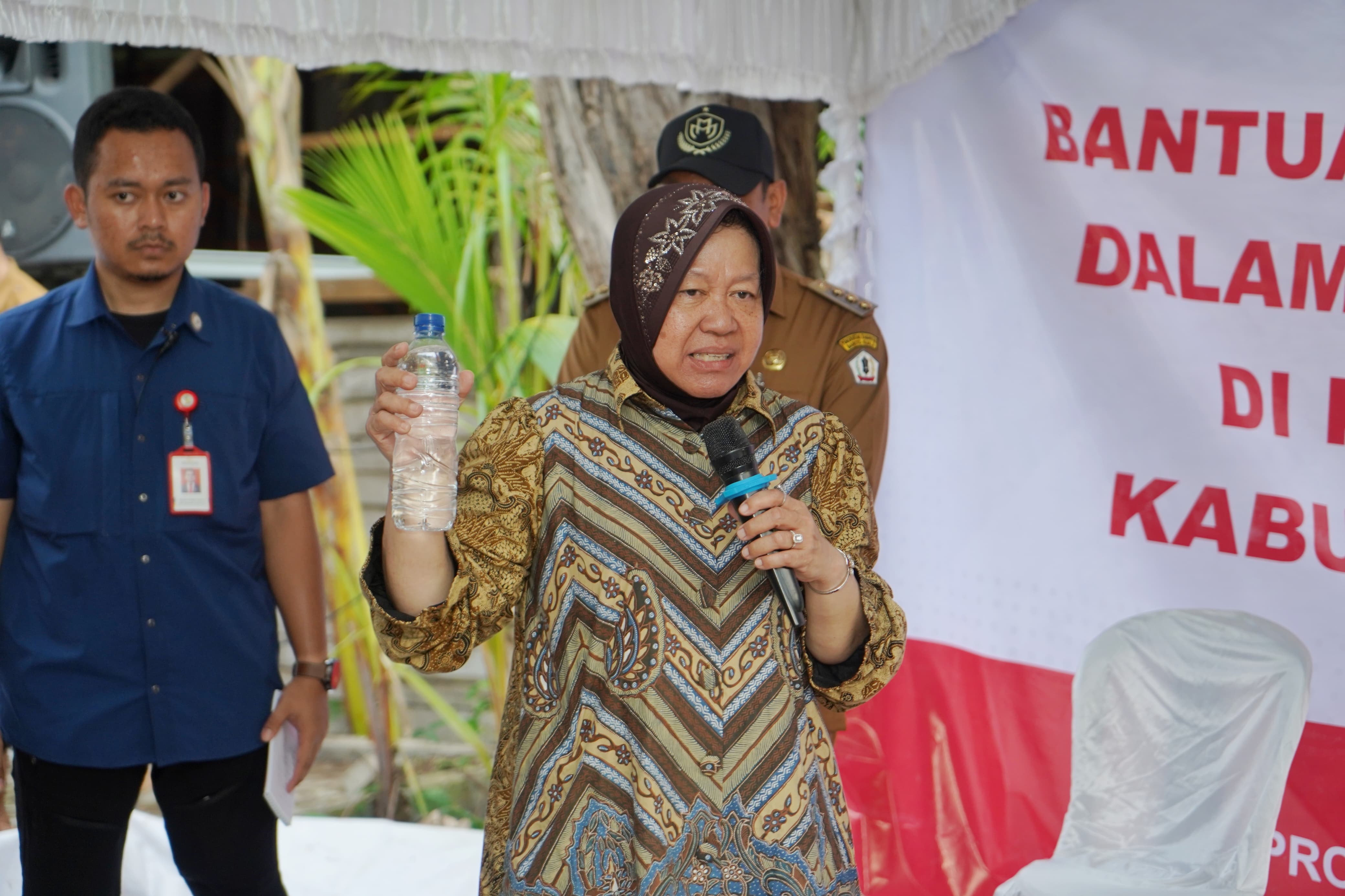 Minister of Social Affairs Risma Inspects Clean Water Locations in Barito Kuala