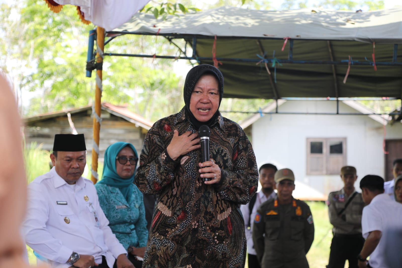 Ministry of Social Affairs Distributes Assistance for Empowering Laying Chickens in Barito Kuala