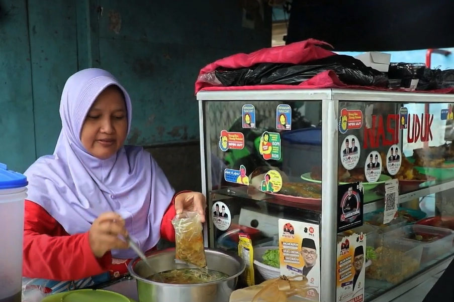 Warung Pecel Ayam Mpok Uut Sukses Berkat Bantuan PENA Kemensos